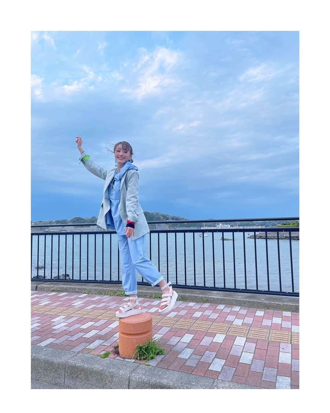 松本まりかさんのインスタグラム写真 - (松本まりかInstagram)「ぴょん in葉山 #offshot📸 Jacket #ROCCORAGNI Tops #ELLA Pants #ELLA Shoes #teva」1月5日 19時29分 - marika_matsumoto