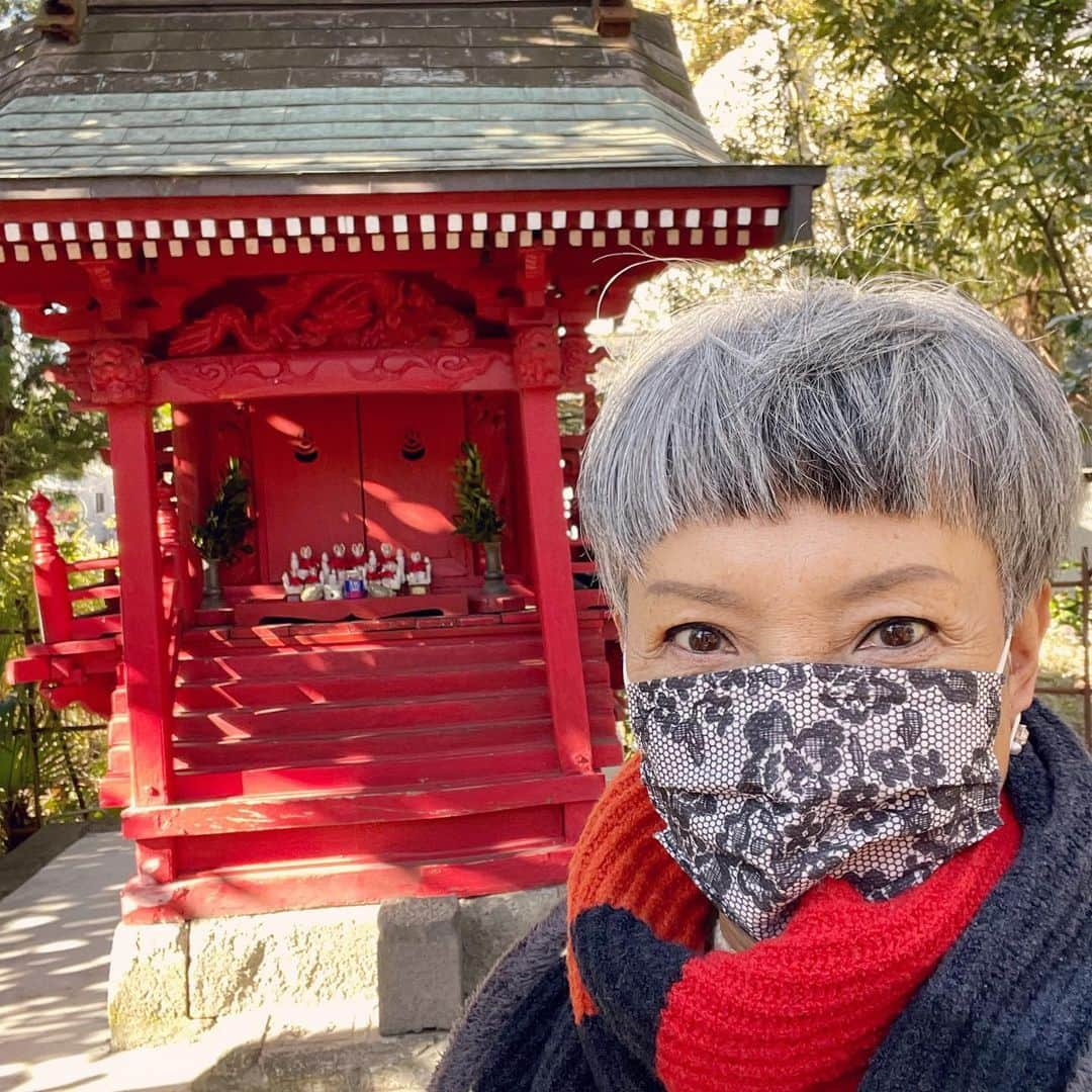 ピーターさんのインスタグラム写真 - (ピーターInstagram)「初詣です⛩  ほんとに久しぶりに寝正月‼️  少し風邪気味なのと、Netflix三昧で今日まで、一歩も外出せずに…笑笑  逗子駅近くの亀岡八幡宮神社にお詣りしてきました。  隣のお稲荷様にも‼️  今年もどうぞ宜しくお願いいたします❤️❤️  　　　　慎之介拝  #池畑慎之介 #ピーター  #初詣  #亀岡八幡宮  #寝正月  #netflix  #お稲荷様  #今年もよろしくお願いします」1月5日 20時01分 - oziba1952