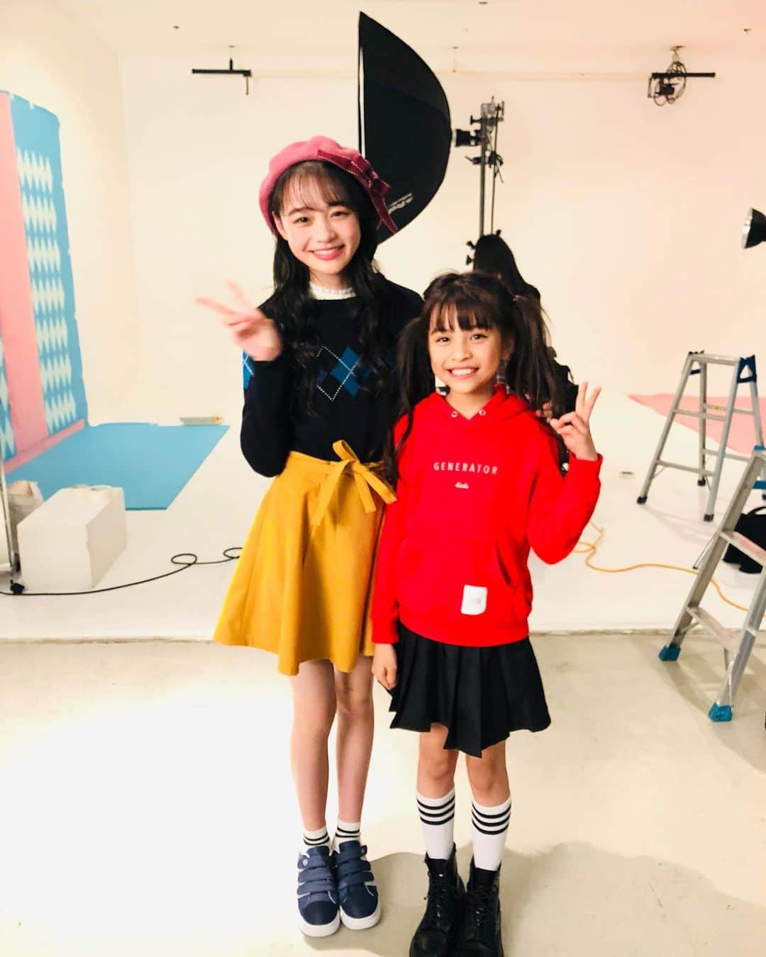 ニコ☆プチのインスタグラム：「📸✨✨  1枚目はなんと、 2019年の頃のメアリちゃん（中1）とコハナ（小4）😳！  当時と同じポーズで撮ってみたよ……🥳💓✨  #あの頃のメアリちゃんと同い年になったコハナ🌻🤍 #林芽亜里 ちゃん #有坂心花」