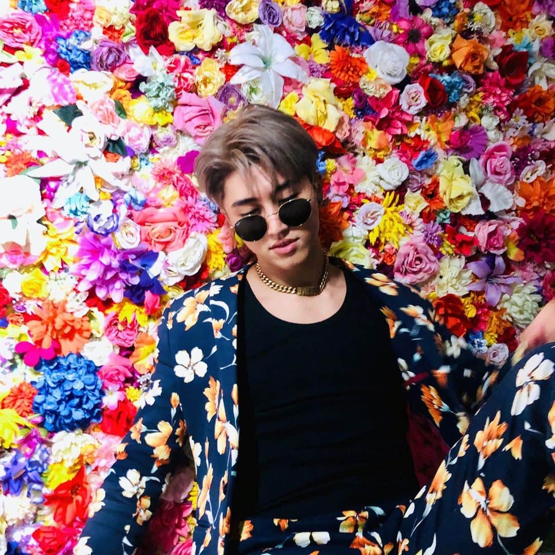 原田デイビッドのインスタグラム：「Nothing in nature blooms all year. Be patient with yourself.  🌹🌸💐🌺🌷🌻🥀🌼  📸　@lokyomultimediajp   #flowers #flowerpower #color #colorful #dior #rayban #flowersuit #patience #growth #growthmindset  #2021 #2022  #model #actor #singer #japaneseamerican  #asianactor #newyear #モデル #アーティスト #はな  #花 #カラフル #ディオール #スーツ #スーツ男子 #明けましておめでとうございます #davidharada #原田デイビッド」