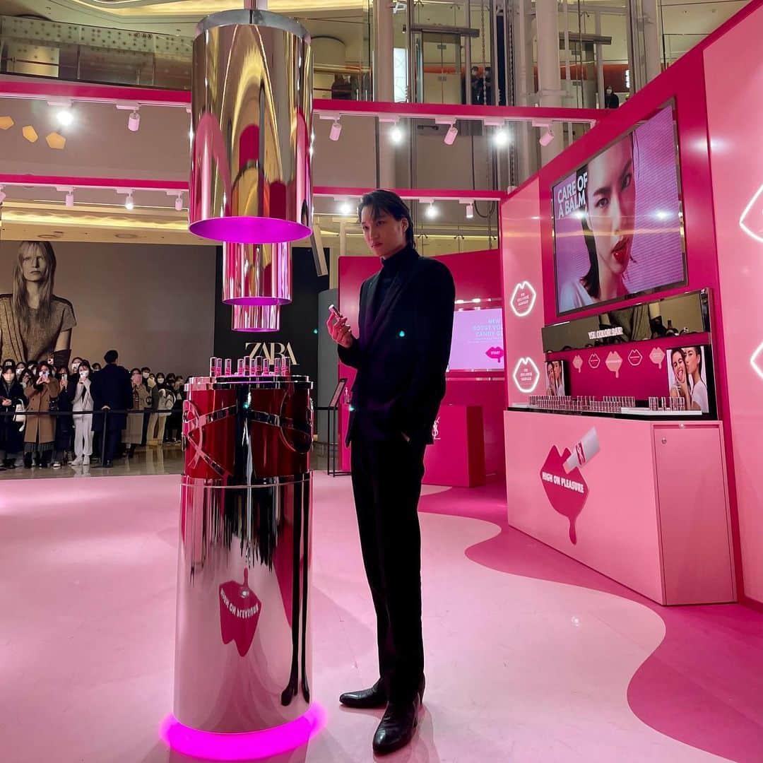 カイのインスタグラム：「YSL💋 #광고 #입생로랑뷰티 #입생로랑뷰티팝업 #캔디글레이즈컬러밤」