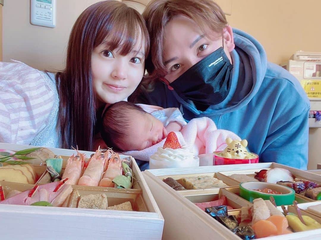 浜田翔子さんのインスタグラム写真 - (浜田翔子Instagram)「1月1日 私の36歳の誕生日は産院で カブ旦那がお節料理とケーキを 持ってきてくれてお祝いしてくれました♡ （1日ってケーキ屋さん中々空いてないから嬉しい🥺😭🤍）  赤ちゃんの予定日は1月2日だったのですが、年末に産まれてきてくれたので 35歳で出産となりました！！ ギリ丑年BOY🐄👶  出産はほんとに大変と実感し、 母にも産んでくれて心から感謝と感じました！  2022年 皆さんいい年になりますように😉🐯  #元旦生まれ #令和3年ベビー #新生児　#正月の過ごし方」1月5日 20時38分 - shoko_hamada