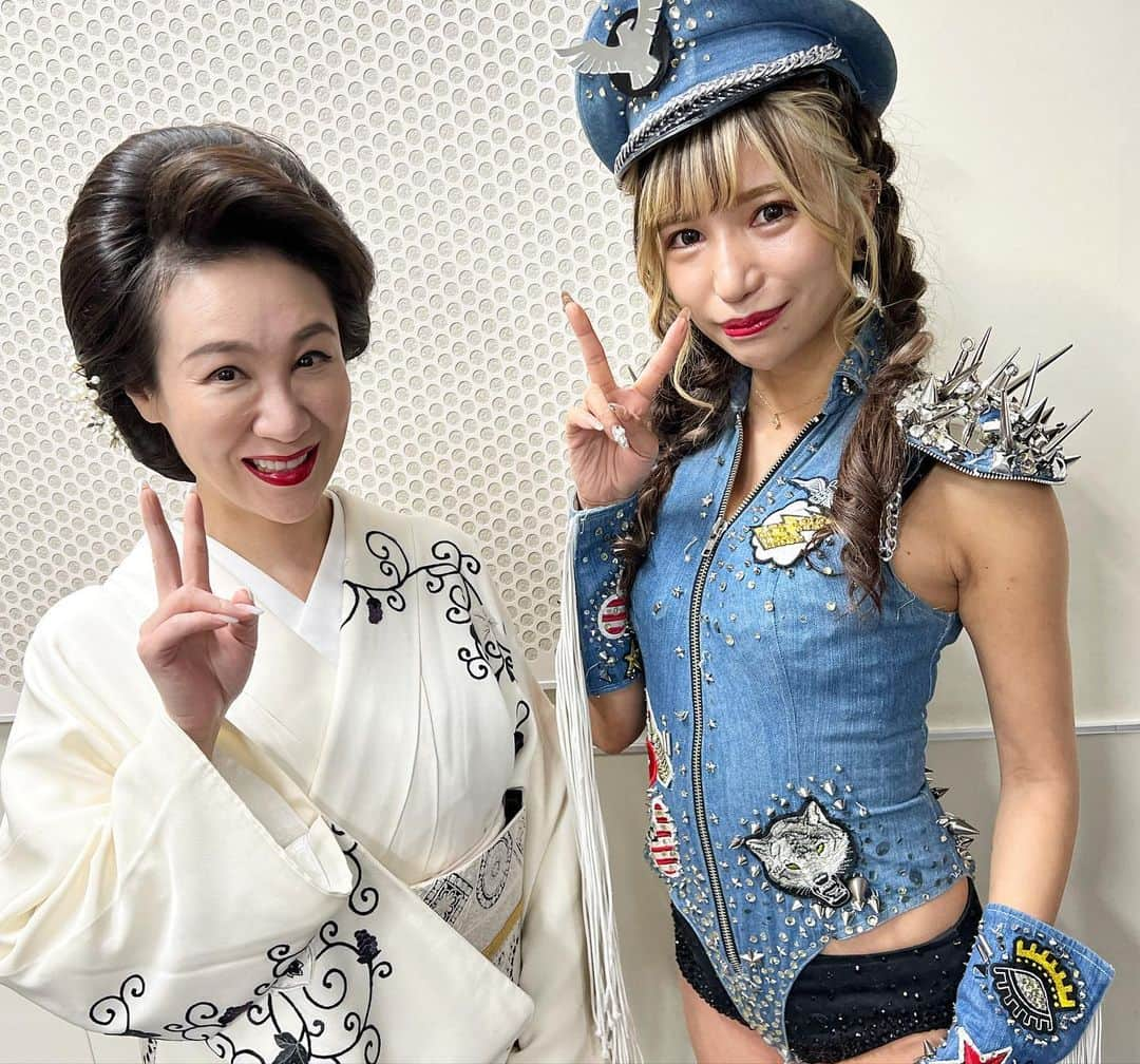 かえるちゃんさんのインスタグラム写真 - (かえるちゃんInstagram)「#rizin33 memory  ヘラヘラ三銃士さん @hera3.youtube  いつもYouTubeみてたので お話できて嬉しかったあ🥺🙏💓 みんな優しくて可愛すぎて興奮❤️ ありがとございました✨  シバターさん　@jtshibata  忙しいのに試合前もみんなに挨拶きてくださりとても親切でした🥺🙏 試合も目の前でみてすごく感動しました！  ヒカルさん　@tadanokarisuma  忙しいのにずつと撮影対応してました 🥺✨かえるともありがとございます🙇‍♀️  ななえママさん　@nanae.karasawa  着物姿もお肌も素敵で🥺💓 お話方も優しく上品でずっとずっと 綺麗を連呼してました😂🙏 YouTubeまでありがとございます  出演者どの方も素敵な方ばかりで 控室が豪華でした🌸✨ ❤︎ ❤︎ #YouTuberさんのなかにコスプレイヤー #japan #ギャルコスプレイヤー #かえるちゃん #介護美容師 #撮影会モデル #ポートレート女子 #ポートレート撮影 #被写体モデル #good_portraits_world #hueart_life #lovers_nippon_portrait #pasha_magagine #portrait_shot #写真好きな人と繋がりたい #お洒落さんと繋がりたい #角色扮演  #얼스타그램 #팔로우 #셀피 #コスプレイヤー #バーレスクヤバイ #バーレスク東京 #ギャル #派手髪 #cosplay  #cosplayer  #followme」1月5日 20時48分 - k.kaeru