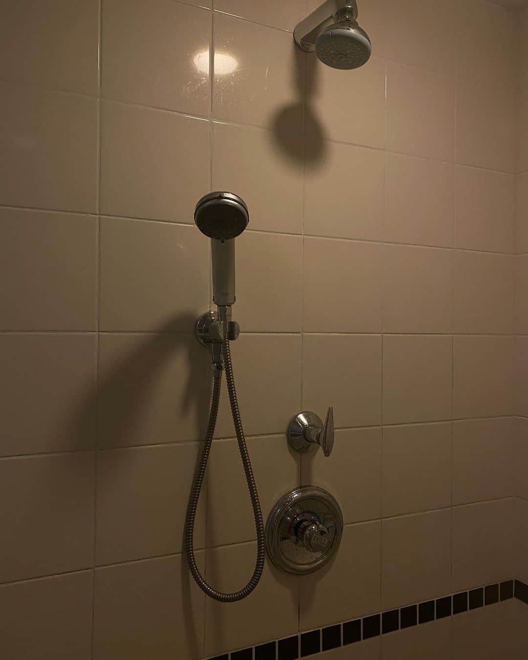 Icumi Oohamaのインスタグラム：「shower  今週末から梅田阪急でPOPUPなので 朝から晩まで準備でバタバタな年末年始！ 1日があっとゆーまだぁぁぁ頭ぐるぐるぅ  でも夜はお風呂入ってすっきりさっぱり♪  クラシックなシャワールーム。 なんだかキュンとしちゃう☺︎ バスルームからの眺めも最高っ」