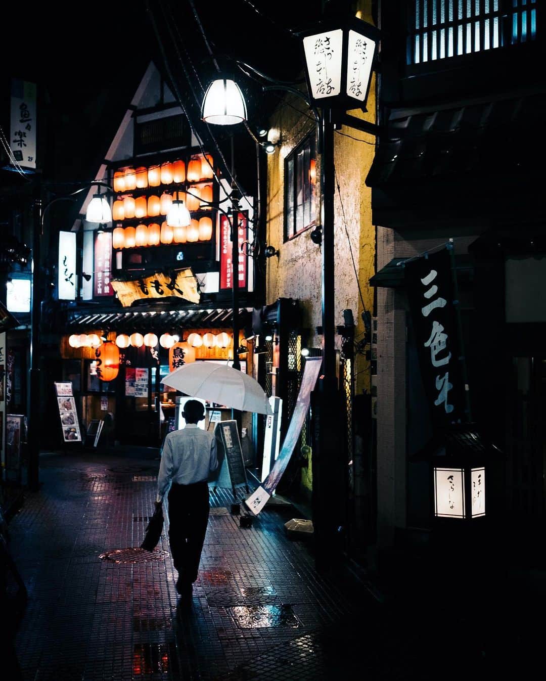 Kaiさんのインスタグラム写真 - (KaiInstagram)「Lonely and rainy nights in Tokyo   . . . . . . . #discoverjapan #japan_vacations #japanawaits #japanlife #thisisjapan #igersjp  #team_jp #discovertokyo #exploretokyo #tokyogram #tokyotravel  #igerstokyo #reco_ig #weekly_feature #lightroom #streetclassics #ourstreets #fujifilm #filmisnotdead #somewheremagazine #photocinematica #takemagazine #cinestill #thinkverylittle #knowthismind #nowherediary」1月5日 21時09分 - kaitaro.k