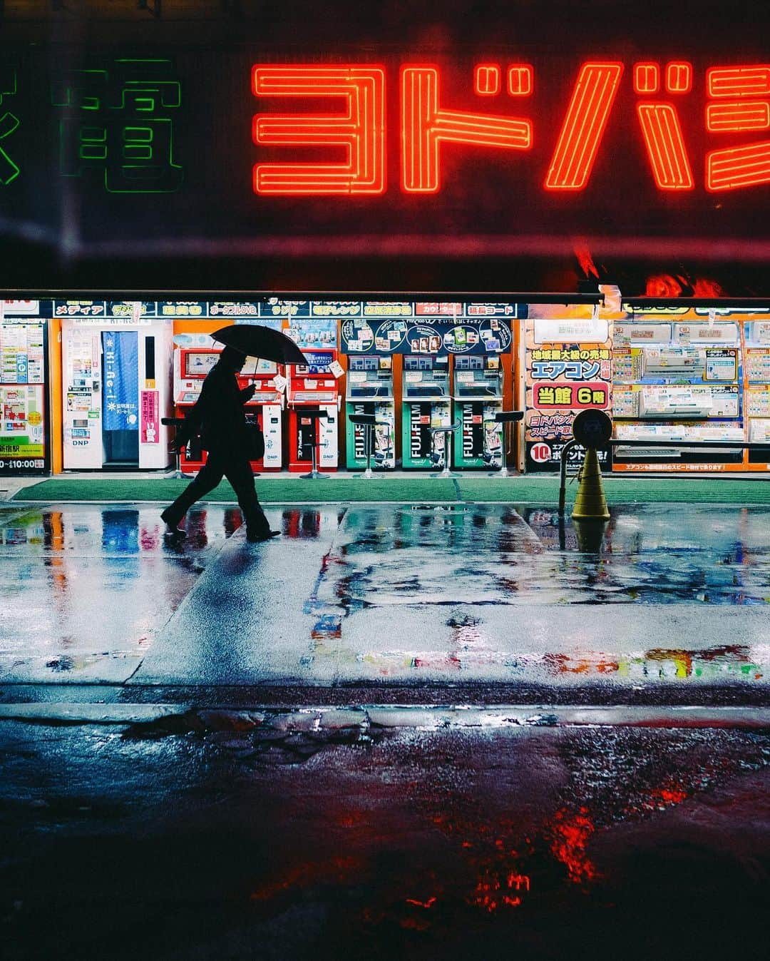 Kaiのインスタグラム：「Lonely and rainy nights in Tokyo   . . . . . . . #discoverjapan #japan_vacations #japanawaits #japanlife #thisisjapan #igersjp  #team_jp #discovertokyo #exploretokyo #tokyogram #tokyotravel  #igerstokyo #reco_ig #weekly_feature #lightroom #streetclassics #ourstreets #fujifilm #filmisnotdead #somewheremagazine #photocinematica #takemagazine #cinestill #thinkverylittle #knowthismind #nowherediary」