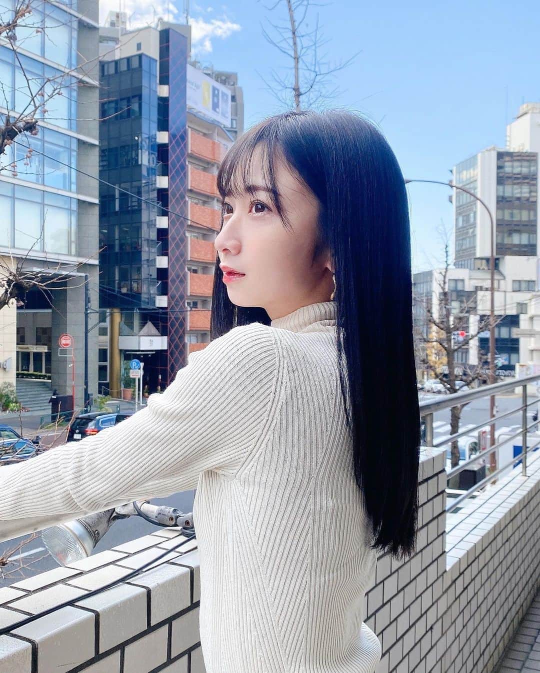 のインスタグラム：「ヘアメンテナンス…🐈‍⬛❤︎  WプラチナR.Hasトリートメントカラーでお願いしました。 いつものトリートメントに カラー剤を混ぜて同時に施術してもらえるので、 かなり時短なのが嬉しいです。  いつもありがとうございます☺️  @accomplish_salon  @accomplish_yu」