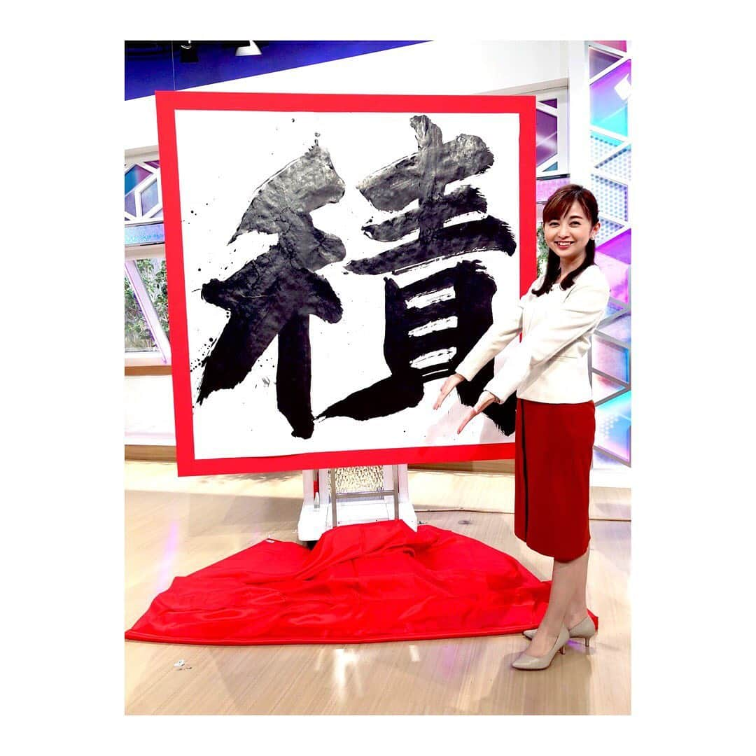 中谷しのぶさんのインスタグラム写真 - (中谷しのぶInstagram)「🖌🖌🖌  2022年の目標！  2️⃣を"積"むように 今年も経験と学びをしっかりと"積"めるよう 精一杯頑張ります！✊  それにしても… 高岡解説委員長の"ガォー！"😂 破壊力抜群でした笑  #書き初め #2022年 #抱負」1月5日 21時20分 - shinobunakatani.ytv