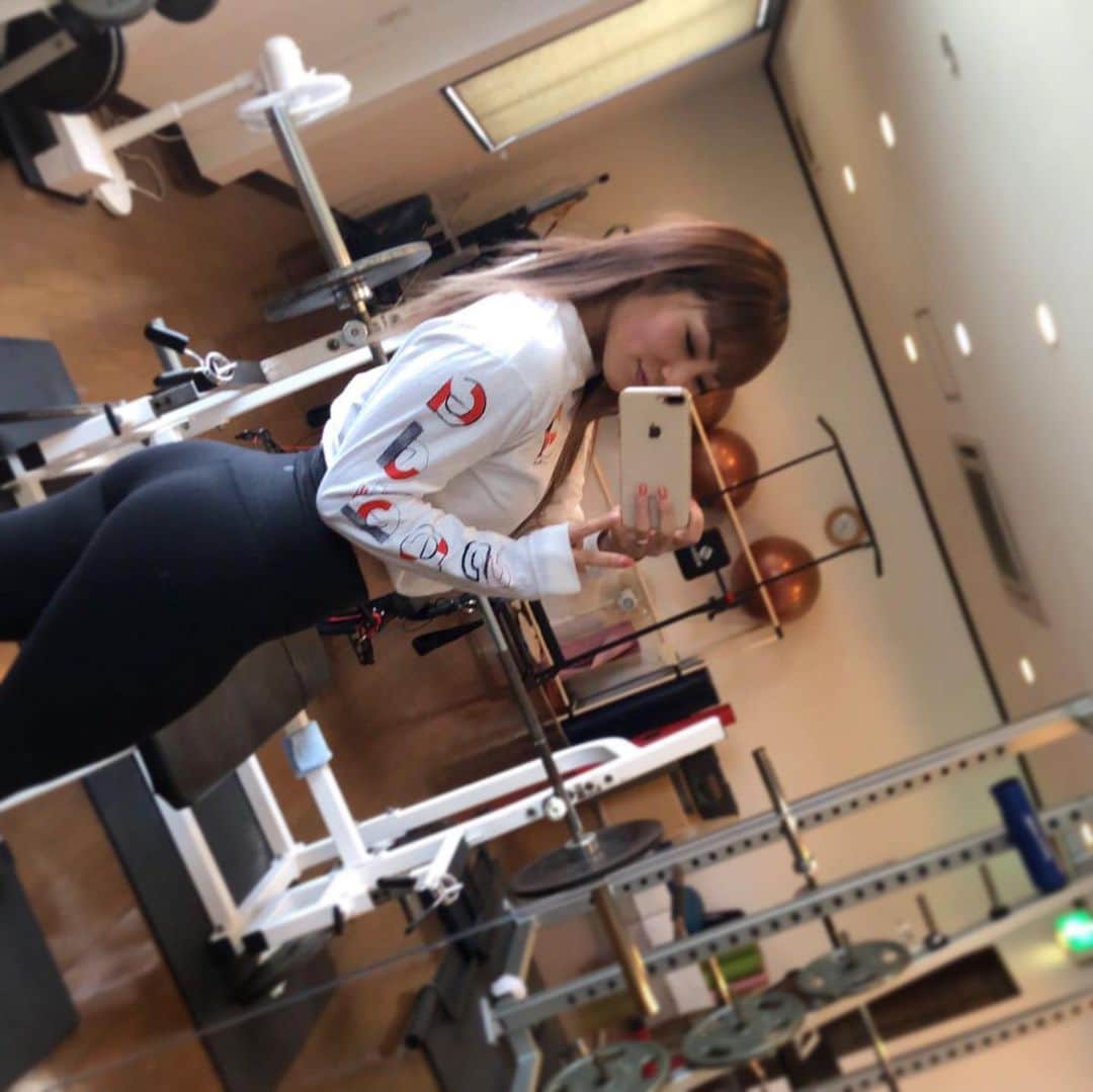 Beauty Of Pilates by Asamiのインスタグラム：「今年は自分自身のボディメイクも意識していきます。 私と一緒にがんばりたい方募集中です🙋🏻‍♀️  まずは、オンラインなのに侮れない. @workoutcommunity_jp のライブレッスンでお待ちしております❤️  #ボディメイク#ラグリーフィットネス  #自分のペース  Do my best, Be myself, and stay strong physically and mentally in this year. ⭐️ #beyourself #lagreefitness #staystrongphysicallyandmentally #dontcomparetoothers」