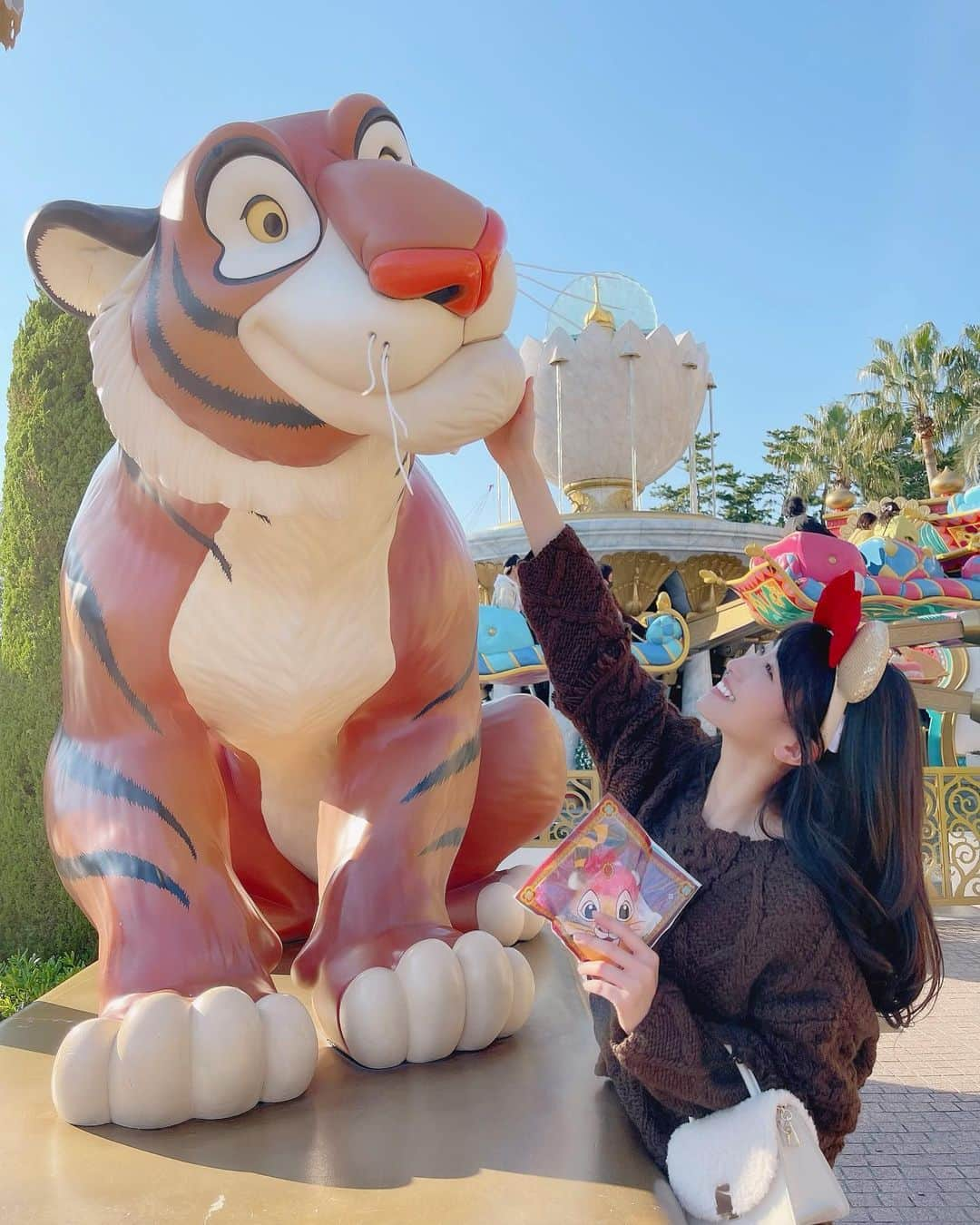 関根ささらさんのインスタグラム写真 - (関根ささらInstagram)「Year of the tiger🐅♥️ . . #ジャスミンのフライングカーペット の前で♡ #チャンドゥテール とラジャーと🐅🐯 . . チャンドゥテール数年ぶりに食べたら美味しさに感動した🥰👏🏻🐅 . . #tokyodisneysea #tds #tdr #tokyodisneyresort #disneyfood #disneyresort #rajah #jasmine #aladdin #disneyoutfit #outfits #disneyoutfits #disneyootd #ootd #outfitoftheday #ディズニーコーデ #ディズニーフード #ディズニーリゾート #東京ディズニーリゾート #東京ディズニーシー #寅年 #yearofthetiger」1月5日 22時11分 - sasarasekine