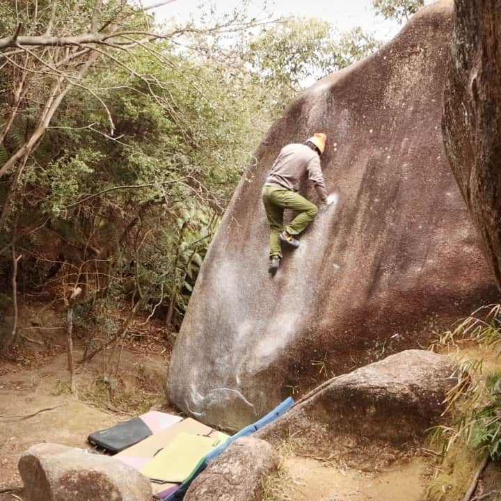 濱田健介のインスタグラム：「Adrenaline slab V9, Kitayama park.  Super classic!!  2022年初岩は北山公園。  実は登れてなかったアドレナリンスラブ 2段を無事回収。  花崗岩のスラブはやっぱ硬くてフラットなシューズが合いますな。  @rockmasterhq_caravan  @unparallelup  @organicclimbing  @nogradjustfeeling  @frictionlabs   #北山公園」