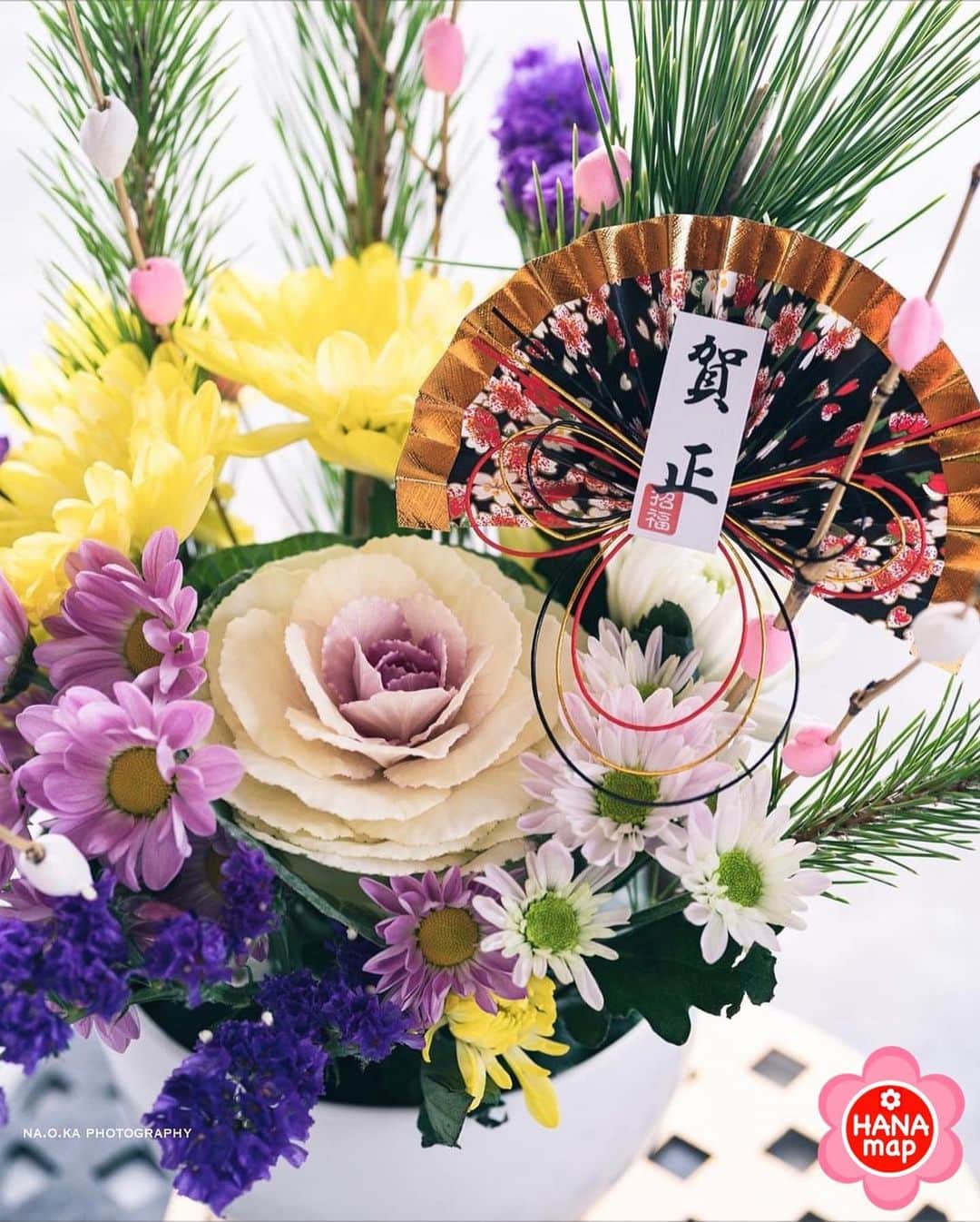 はなまっぷ❁日本の花風景さんのインスタグラム写真 - (はなまっぷ❁日本の花風景Instagram)「㊗️🎍あけましておめでとうございます🎍㊗️ * @na.o.ka さんの 新年の花に花まるを💮 * 2022年のお正月を飾る素敵なお花をありがとうございます🎍🌸 * 🌸•••🌸•••🌸•••🌸•••🌸•••🌸 * いつも素敵なお花をありがとうございます😊 #はなまっぷ #日本の美しい花風景#花のある風景#花#花言葉#お正月#新年#賀正#謹賀新年 * 🌸••••••お知らせ••••••🌸 * 花風景検索サイト　はなまっぷ https://hanamap.com 🔍「はなまっぷ」または @hanamap プロフィール欄から ぜひご覧ください🌸」1月5日 22時41分 - hanamap