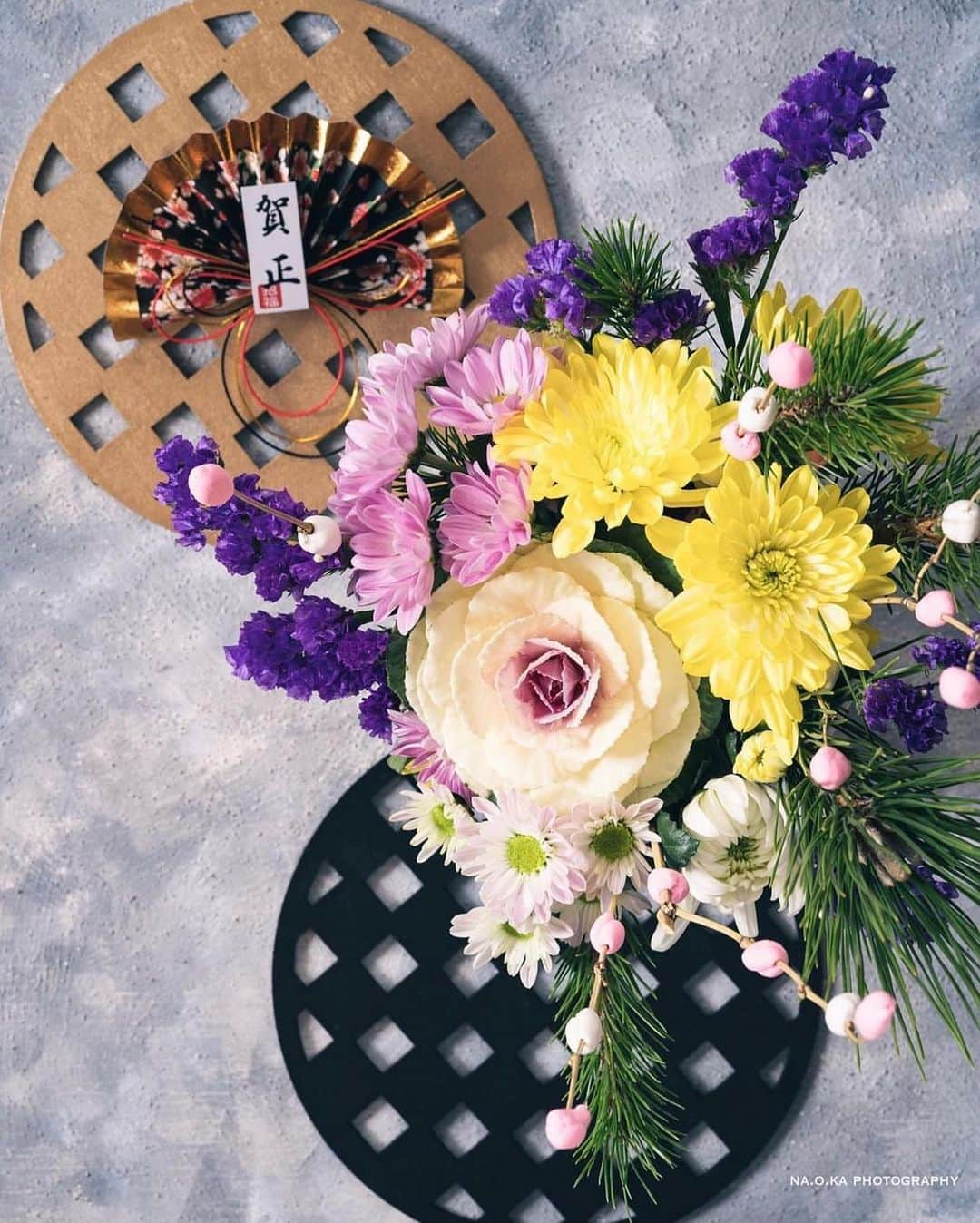 はなまっぷ❁日本の花風景さんのインスタグラム写真 - (はなまっぷ❁日本の花風景Instagram)「㊗️🎍あけましておめでとうございます🎍㊗️ * @na.o.ka さんの 新年の花に花まるを💮 * 2022年のお正月を飾る素敵なお花をありがとうございます🎍🌸 * 🌸•••🌸•••🌸•••🌸•••🌸•••🌸 * いつも素敵なお花をありがとうございます😊 #はなまっぷ #日本の美しい花風景#花のある風景#花#花言葉#お正月#新年#賀正#謹賀新年 * 🌸••••••お知らせ••••••🌸 * 花風景検索サイト　はなまっぷ https://hanamap.com 🔍「はなまっぷ」または @hanamap プロフィール欄から ぜひご覧ください🌸」1月5日 22時41分 - hanamap