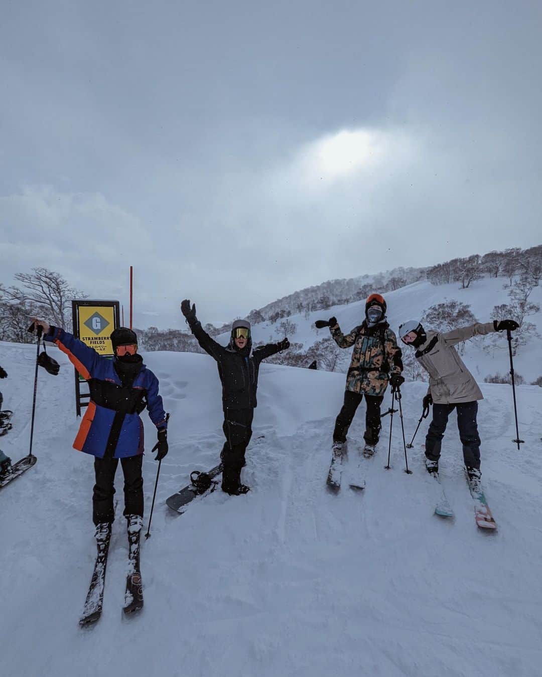 荻原桃子さんのインスタグラム写真 - (荻原桃子Instagram)「EITOのスキーレッスン by @sui47.co.jp @seicopac   スキー大好き夫婦が EITOに丁寧にスキーを教えてくれて 大感謝😭🙏✨  大分出来る様になったし  どんどん自分で滑りたーいと スキー大好きになったし やる気満々になった👏  私もEITOくらいの頃はスキー家族だったので　　　 毎年スキーに行ってたの！ 幼稚園から小学生3年くらいまで。  去年何十年ぶり？にスキーしてみたら 普通には滑れたという (上手くは無いよ✌︎) やっぱり身体がスキーを覚えてた！  そしてトレンドもラブスキーカムバック！  EITOにもスキー好きになって欲しいなぁ  事前に行く前から EITOをリュックで背負えるやつがあったら便利かもね、 と聞いて買ってみたが1回しか使ってくれなかった😂  結局自分で滑る方が楽しいと！  そりゃそうだ😂  もう少しベビちゃんに使うと便利だし楽しそうだね🤍  ちなみに OSPREY(オスプレー) というブランドの ポコというモデル！  ニセコ最高過ぎてまた絶対行きたい！ スキーも今年まだまだ行きたい！  #ニセコの思い出 #eitokohashi」1月5日 23時04分 - momokoogihara