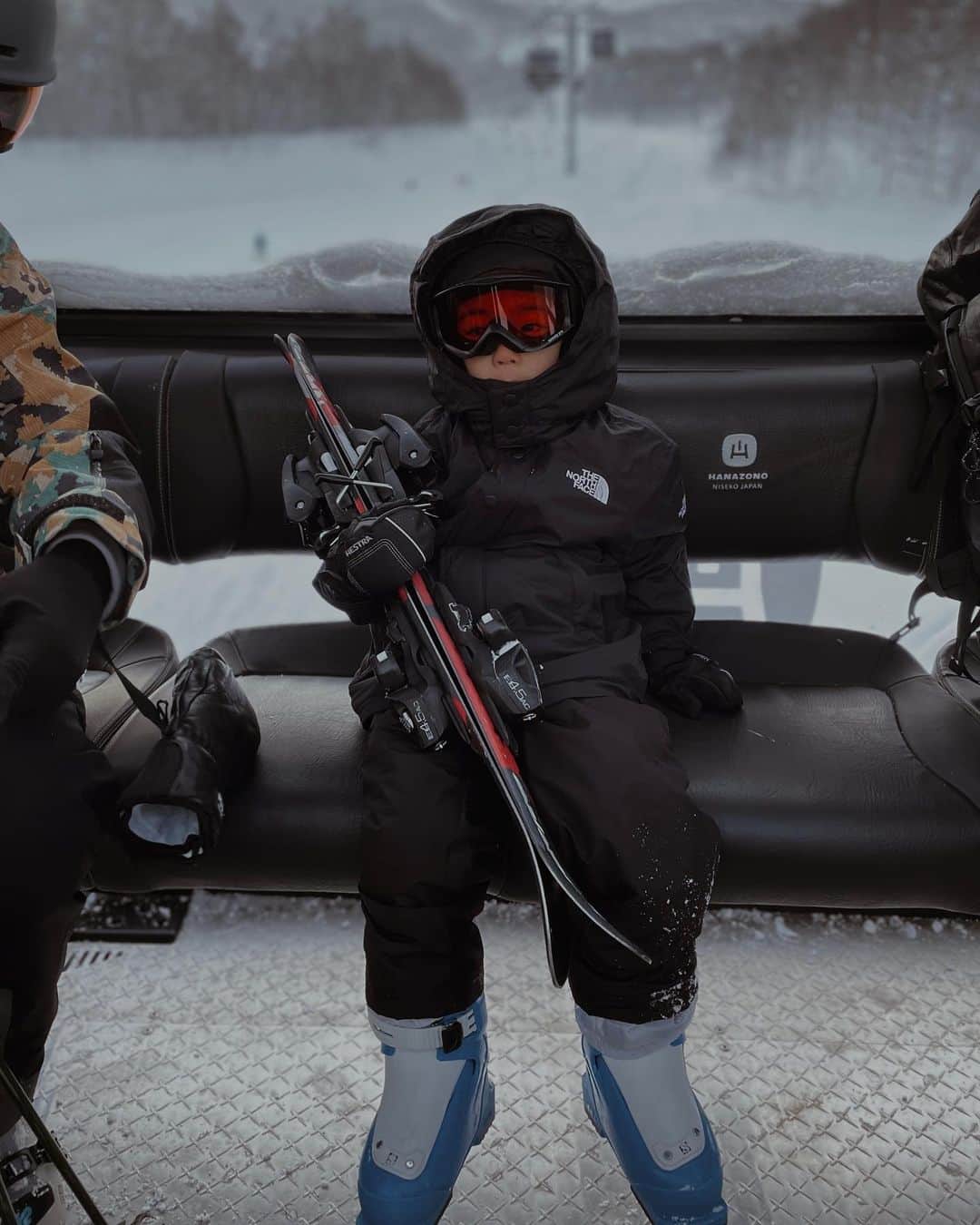 荻原桃子さんのインスタグラム写真 - (荻原桃子Instagram)「EITOのスキーレッスン by @sui47.co.jp @seicopac   スキー大好き夫婦が EITOに丁寧にスキーを教えてくれて 大感謝😭🙏✨  大分出来る様になったし  どんどん自分で滑りたーいと スキー大好きになったし やる気満々になった👏  私もEITOくらいの頃はスキー家族だったので　　　 毎年スキーに行ってたの！ 幼稚園から小学生3年くらいまで。  去年何十年ぶり？にスキーしてみたら 普通には滑れたという (上手くは無いよ✌︎) やっぱり身体がスキーを覚えてた！  そしてトレンドもラブスキーカムバック！  EITOにもスキー好きになって欲しいなぁ  事前に行く前から EITOをリュックで背負えるやつがあったら便利かもね、 と聞いて買ってみたが1回しか使ってくれなかった😂  結局自分で滑る方が楽しいと！  そりゃそうだ😂  もう少しベビちゃんに使うと便利だし楽しそうだね🤍  ちなみに OSPREY(オスプレー) というブランドの ポコというモデル！  ニセコ最高過ぎてまた絶対行きたい！ スキーも今年まだまだ行きたい！  #ニセコの思い出 #eitokohashi」1月5日 23時04分 - momokoogihara