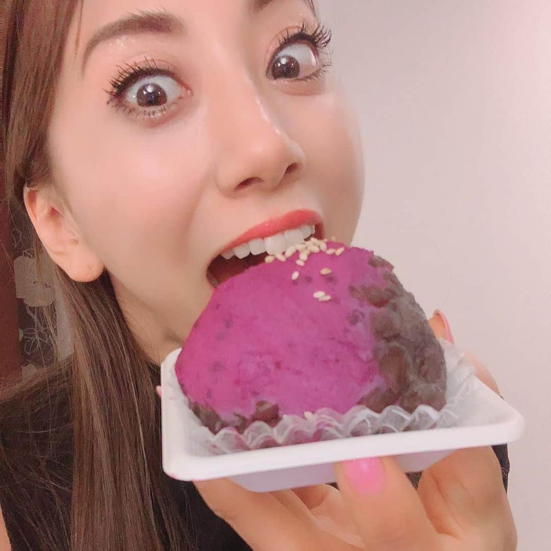 安井友梨さんのインスタグラム写真 - (安井友梨Instagram)「放送をご覧になり、、 おはぎが食べたくなりましたと 多くの方々に仰ってくださり 本望でございます😭😭😭  放送翌日から、、、 スーパーから 街からおはぎが消えた と、、沢山連絡を頂いてます😭  日本の宝とも言っていい 極上のおいしい小豆を安心して私が当たり前のように食べてこれたことは、、、  生産者の皆さまのおかげです、 本当に感謝しかありません。 ありがとうございます😭😭  今回再び‼️素晴らしい番組に 出演の機会を頂き、、、  皆さまに、、 もっとあずきやおはぎなどの 和菓子を食べていただけるように今一度魅力をお伝えしたい。  そんな気持ちも込めて、、  マツコさんや、 放送を見てくださる皆様に おはぎの世界をプレゼンをさせて頂きました😭😭😭😭  是非日本の文化である、 おはぎを皆様に楽しんでいただけたら嬉しいです💗  1番お気に入りの 【紫芋はぎトッツォ】 詳しく熱く語ってます㊙️㊙️ ↓↓↓↓↓ @ohagimania  今日更新しました㊙️㊙️  @ohagimania  @favo_link  #マツコの知らない世界  #おはぎ #おはぎマニア #あんこ」1月5日 22時57分 - yuri.yasui.98