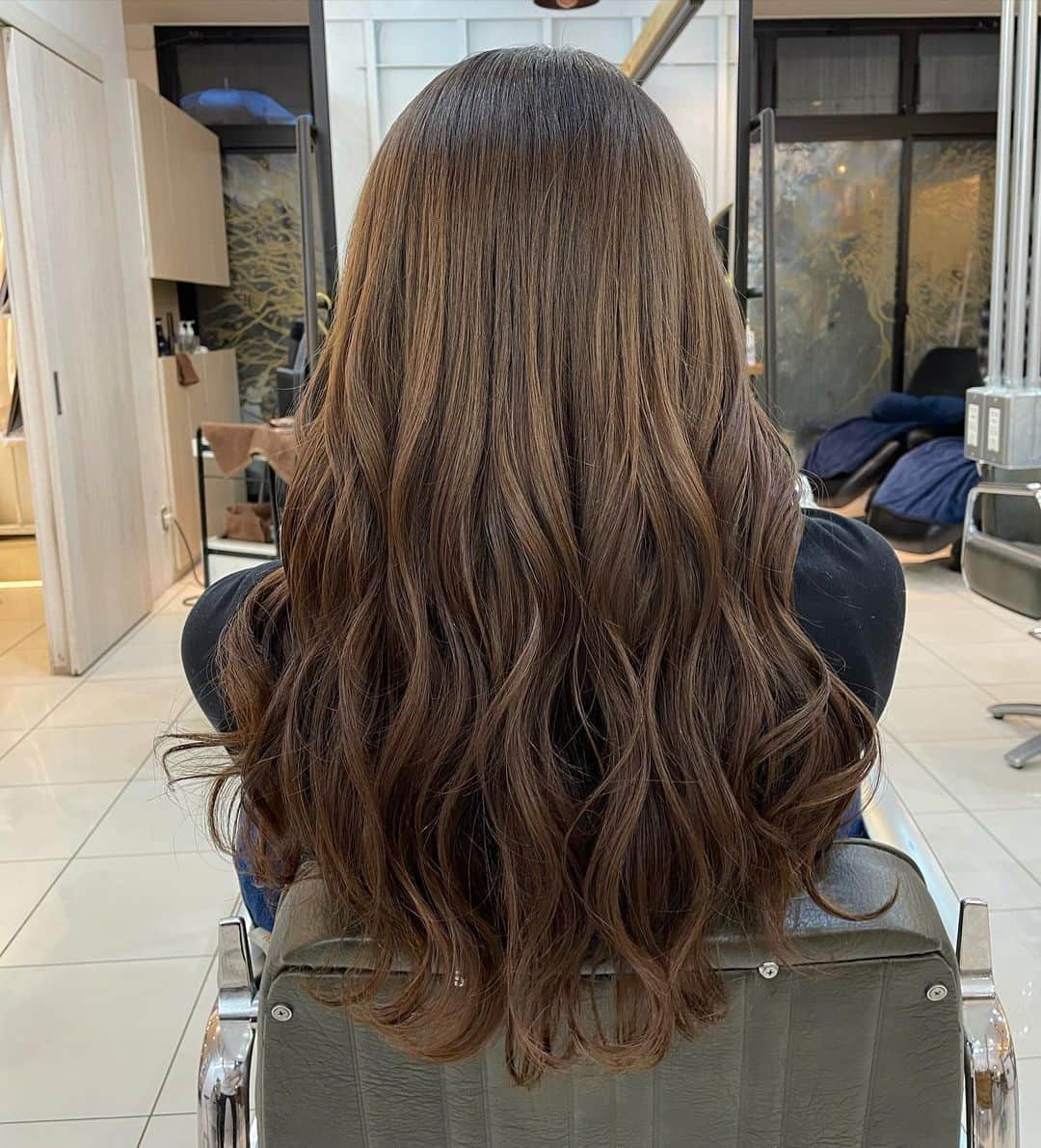 のインスタグラム：「@cupola_omotesando さんにヘアセットして頂きました☺️  あと色の落ち方もとっても綺麗だし、1ヶ月たってもまだうるうるです😳  @sobikuun さんありがとうございました！！ @masaruman さん  もいつもありがとうございます！  #ヘアスタイル」