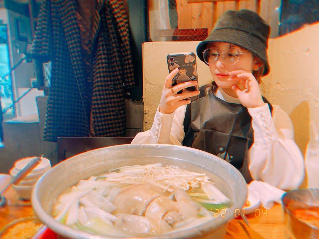 のインスタグラム：「年末年始は地元の大親友と会えて 沢山パワーをチャージできました☺️✨  だいすきなタッカンマリ鍋もいった🍲 ヘルシーでだいすき♪  #タッカンマリ」