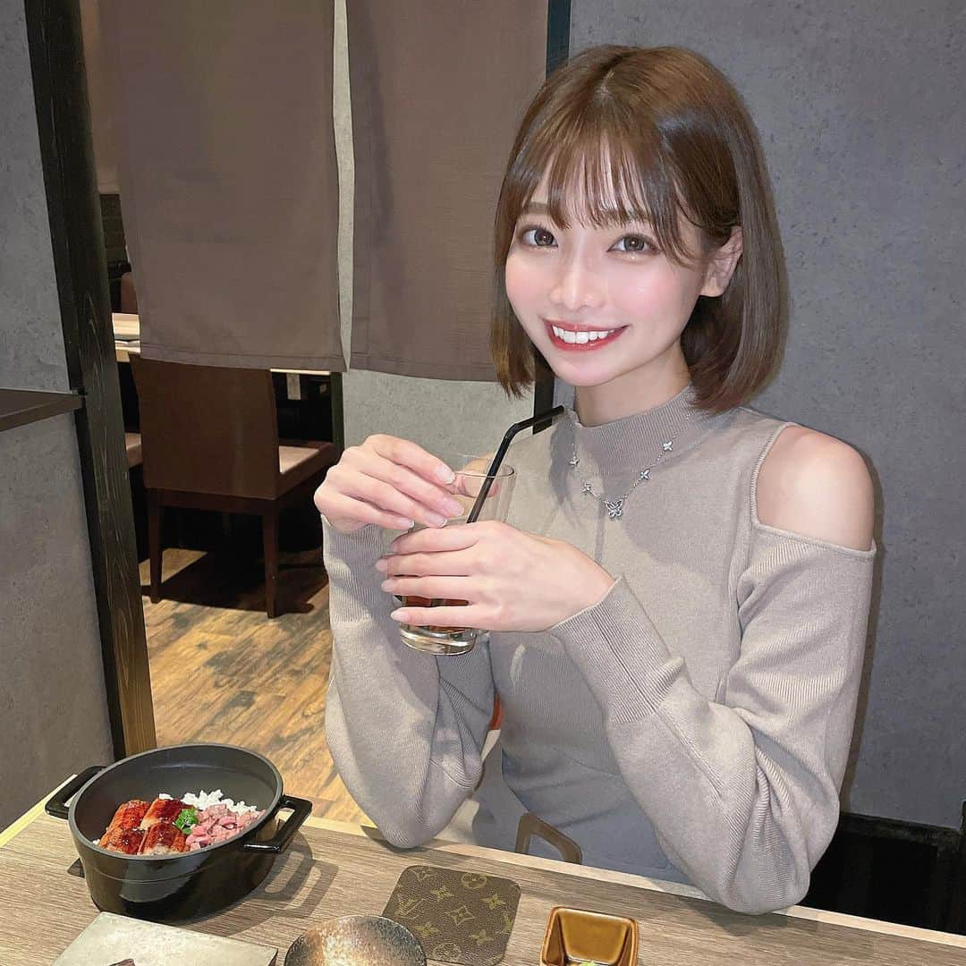 米倉みゆさんのインスタグラム写真 - (米倉みゆInstagram)「今日初めてTikTokライブしたんだけど、みんな優しくてまたやりたいってなった🥲笑 あと女の子も来てくれるの感動する🥲 今年はTikTokもがんばる年にするぞぉ！ · · 🦋@ruru.jewelry · · · #もぐもぐする米倉  #バタフライアクセサリー #蝶々アクセサリー  #ジュエリー #蝶々 #シルバーアクセサリー #ネックレス #ニットワンピース #ニットワンピ #マーキュリーデュオ #デート服 #デートコーデ #女子会 #女子会コーデ #かわいい #可愛い女の子 #美女 #ビジョビ #美人 #モデル #六本木 #六本木グルメ #六本木ディナー #グルメ女子 #美味しいご飯 #インスタ映えスポット #dinner #smile #food #love」1月5日 23時39分 - yone__miyu630