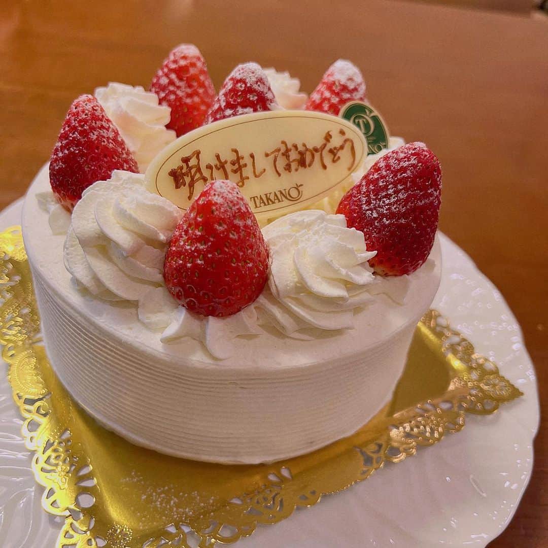 Liyuu（リーユウ）さんのインスタグラム写真 - (Liyuu（リーユウ）Instagram)「新年なぎうちお邪魔した時、ケーキ持っていきましたけど  「何か書きますか？」 って聞かれて 「じゃ「明けましておめでとう」でお願いします...！」 結局これ普通には書かないって🥺 やっちゃた💨  でも楽しかった😌」1月5日 23時49分 - koi_liyuu