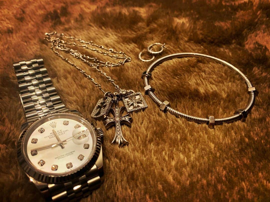 澤本幸秀のインスタグラム：「ホワイトゴールドゴールド縛り。 きゃわたん。 #rolex#chromehearts#cartier#whitegold」