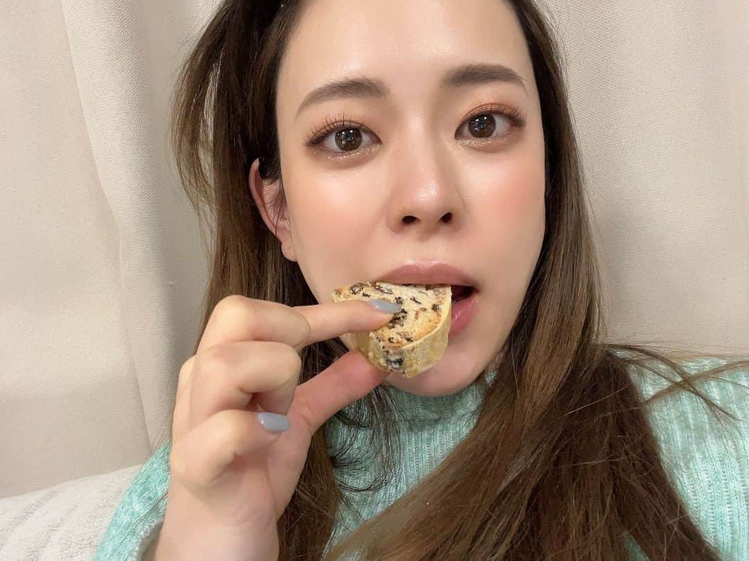 関根理紗さんのインスタグラム写真 - (関根理紗Instagram)「シュトーレン食べきれてない人沢山いるでしょ？ ってストーリーで聞いたら  思ったより多くて笑った🤣 未開封勢も多かった笑  今年の学びとしては シュトーレンはシーズンに一本、ハーフサイズで購入するのがいいってこと笑  ぎゅっとしてるから案外ボリュームあるし消費しきれないよねなかなか😭美味しいんだけど  でも朗報！ チーズ乗せてトーストしたり 生ハムと食べたり パングラタンなどなどそんなに沢山ないけどアレンジレシピもあるみたいだから  みんなはよクリスマスおわらせよ？🎄  今日でわたしのクリスマスはやっと終わりました💕  #終わらないクリスマス　#シュトーレン」1月5日 23時53分 - sekine.risa