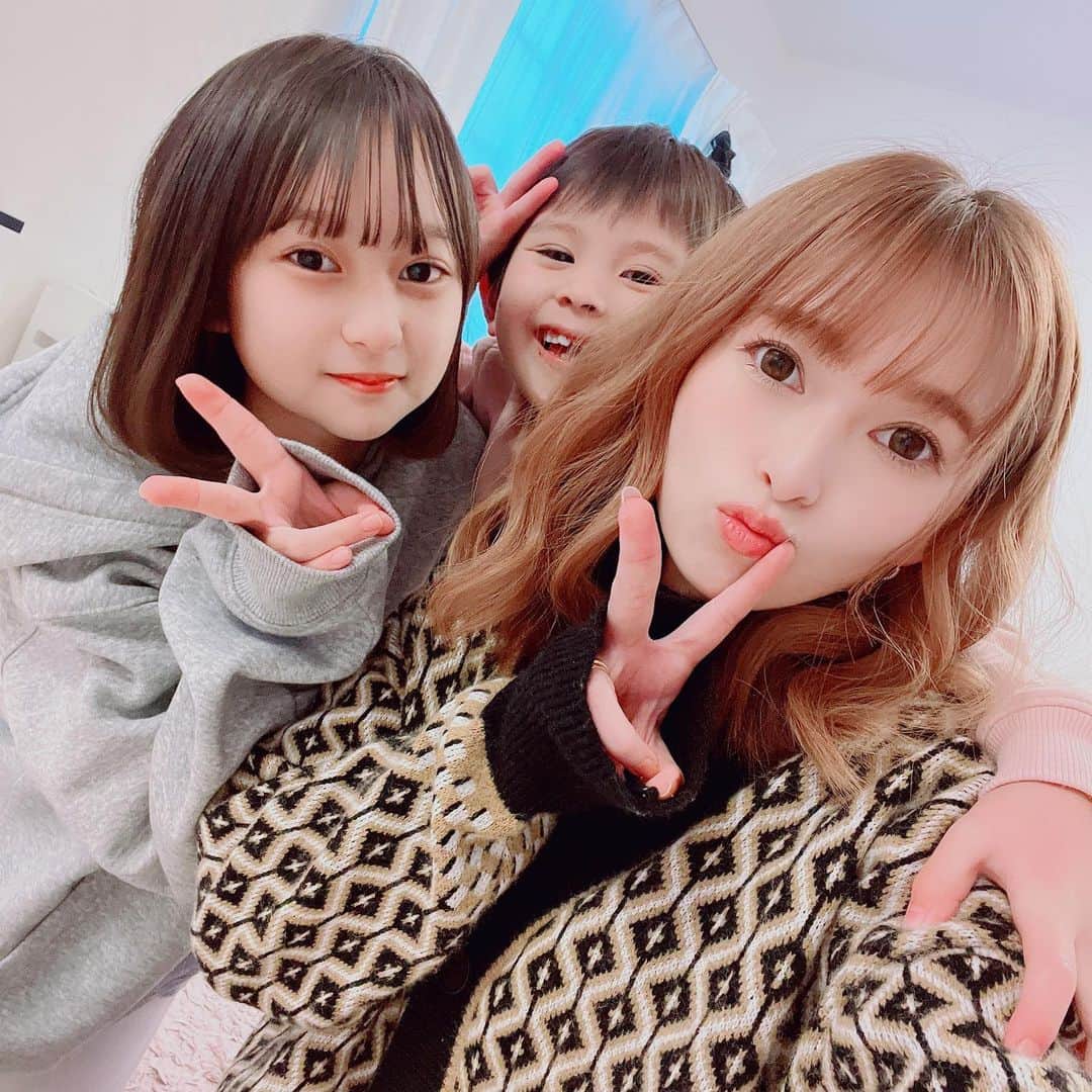 町田亜里香のインスタグラム：「お正月🎍ˎˊ˗ 家族ショット📸🧸ྀི໒꒱  久々に化粧したから、 写真たくさんある🥺🥺❤︎  お付き合いお願いします🤲 . . . #家族写真 #娘 #息子  #中1女子 #小1男子」