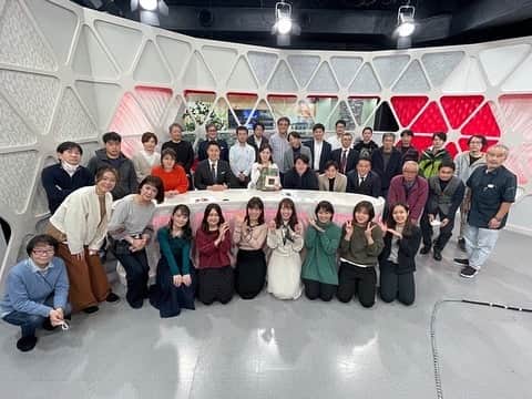 石橋里紗さんのインスタグラム写真 - (石橋里紗Instagram)「【ご報告】 先日でUXを卒業しました🎓 新卒で入社してから5年近く、『スーパーJにいがた』でのキャスターとして2年近く、テレビを通して皆さんとお目にかかることができました🌸 これまで応援してくださった皆さん、取材先などで声をかけてくださった皆さん、本当にありがとうございました😊 出演は終了しましたが、引き続きUXの番組を毎日ご覧いただけますと幸いです💐 ・ ・ 日々のニュースを伝える中で、あすが少しでもいい方向に変化するきっかけづくりができればとメッセージ性を考えて向き合うことを大切にしてきました。大きな課題ではありますが、ニュースを通して少しでもどなたかの不安を払拭することができたり、ポジティブな影響につながっていたりしたら…うれしいです🌸 ・ ・ ・ これからは、全く新たな夢に進むため、アナウンサーからは離れ勉強に邁進します！ またいいご報告ができるよう、これまで以上に努力してまいります！ ・ ・ #UX #スーパーJにいがた #ニュース #卒業 #新潟 #アナウンサー #キャスター #ラスト」1月6日 1時18分 - ux_ishibashi.lisa