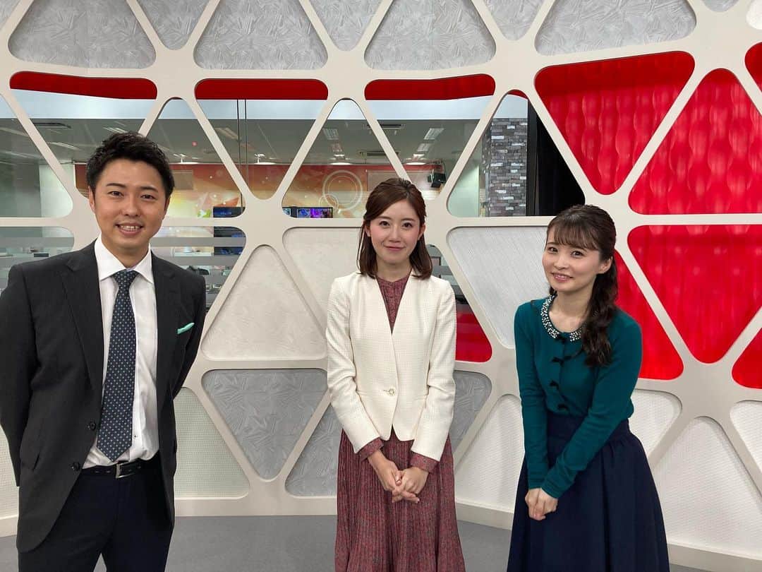 石橋里紗さんのインスタグラム写真 - (石橋里紗Instagram)「【ご報告】 先日でUXを卒業しました🎓 新卒で入社してから5年近く、『スーパーJにいがた』でのキャスターとして2年近く、テレビを通して皆さんとお目にかかることができました🌸 これまで応援してくださった皆さん、取材先などで声をかけてくださった皆さん、本当にありがとうございました😊 出演は終了しましたが、引き続きUXの番組を毎日ご覧いただけますと幸いです💐 ・ ・ 日々のニュースを伝える中で、あすが少しでもいい方向に変化するきっかけづくりができればとメッセージ性を考えて向き合うことを大切にしてきました。大きな課題ではありますが、ニュースを通して少しでもどなたかの不安を払拭することができたり、ポジティブな影響につながっていたりしたら…うれしいです🌸 ・ ・ ・ これからは、全く新たな夢に進むため、アナウンサーからは離れ勉強に邁進します！ またいいご報告ができるよう、これまで以上に努力してまいります！ ・ ・ #UX #スーパーJにいがた #ニュース #卒業 #新潟 #アナウンサー #キャスター #ラスト」1月6日 1時18分 - ux_ishibashi.lisa
