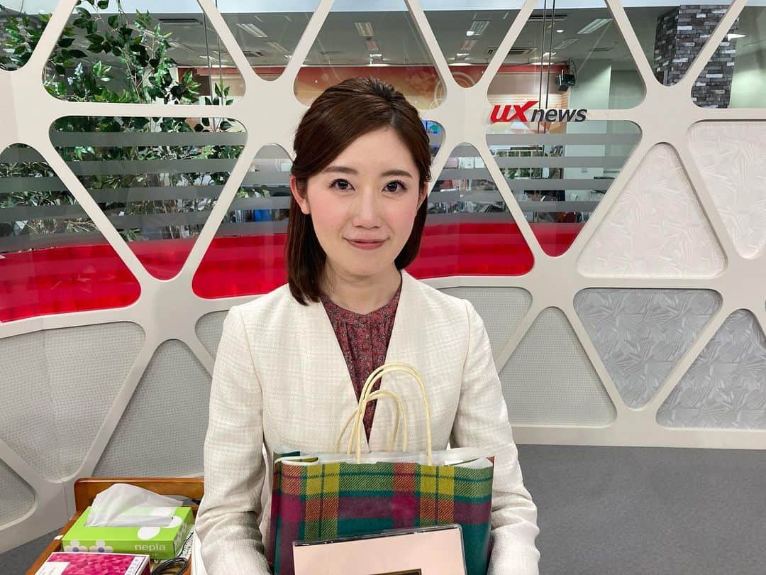 石橋里紗さんのインスタグラム写真 - (石橋里紗Instagram)「【ご報告】 先日でUXを卒業しました🎓 新卒で入社してから5年近く、『スーパーJにいがた』でのキャスターとして2年近く、テレビを通して皆さんとお目にかかることができました🌸 これまで応援してくださった皆さん、取材先などで声をかけてくださった皆さん、本当にありがとうございました😊 出演は終了しましたが、引き続きUXの番組を毎日ご覧いただけますと幸いです💐 ・ ・ 日々のニュースを伝える中で、あすが少しでもいい方向に変化するきっかけづくりができればとメッセージ性を考えて向き合うことを大切にしてきました。大きな課題ではありますが、ニュースを通して少しでもどなたかの不安を払拭することができたり、ポジティブな影響につながっていたりしたら…うれしいです🌸 ・ ・ ・ これからは、全く新たな夢に進むため、アナウンサーからは離れ勉強に邁進します！ またいいご報告ができるよう、これまで以上に努力してまいります！ ・ ・ #UX #スーパーJにいがた #ニュース #卒業 #新潟 #アナウンサー #キャスター #ラスト」1月6日 1時18分 - ux_ishibashi.lisa