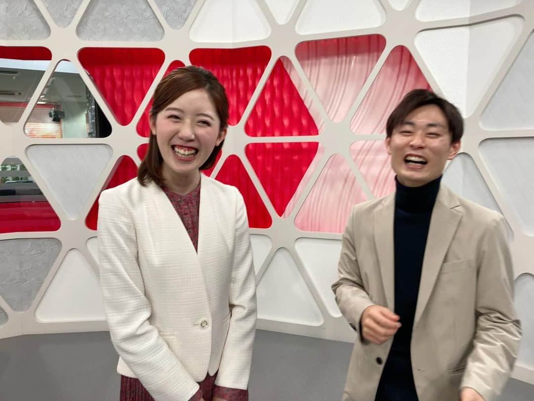 石橋里紗さんのインスタグラム写真 - (石橋里紗Instagram)「【ご報告】 先日でUXを卒業しました🎓 新卒で入社してから5年近く、『スーパーJにいがた』でのキャスターとして2年近く、テレビを通して皆さんとお目にかかることができました🌸 これまで応援してくださった皆さん、取材先などで声をかけてくださった皆さん、本当にありがとうございました😊 出演は終了しましたが、引き続きUXの番組を毎日ご覧いただけますと幸いです💐 ・ ・ 日々のニュースを伝える中で、あすが少しでもいい方向に変化するきっかけづくりができればとメッセージ性を考えて向き合うことを大切にしてきました。大きな課題ではありますが、ニュースを通して少しでもどなたかの不安を払拭することができたり、ポジティブな影響につながっていたりしたら…うれしいです🌸 ・ ・ ・ これからは、全く新たな夢に進むため、アナウンサーからは離れ勉強に邁進します！ またいいご報告ができるよう、これまで以上に努力してまいります！ ・ ・ #UX #スーパーJにいがた #ニュース #卒業 #新潟 #アナウンサー #キャスター #ラスト」1月6日 1時18分 - ux_ishibashi.lisa