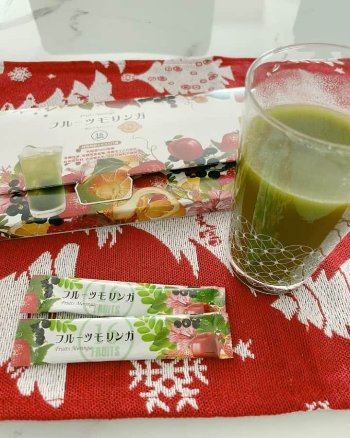 祥子のインスタグラム：「𝔾𝕠𝕠𝕕 𝕞𝕠𝕣𝕟𝕚𝕟𝕘  お正月も終わり、 また今年も日常がスタートしました☺️  まずは毎朝の日課「フルーツモリンガ」 を朝グイッと飲んでから1日が始まるんだけど🥤 とても調子がいい☺️  今日みたいに寒い日はお湯で割ってもいいし、豆乳とかりんごジュースとかに混ぜても美味しいの😍  2022年も健康と美容をより追求していきたい‼️ 頑張るぞーーー😤  #おはよう #朝の日課 #モーニングルーティーン #morningroutine #フルーツモリンガ #スーパーフード #世界一の栄養価 #モリンガ #美味しい #オススメ #美容と健康」