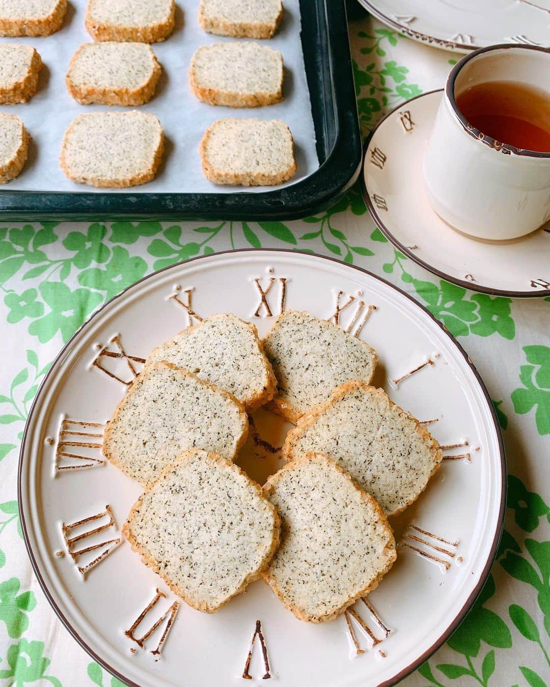 森崎友紀さんのインスタグラム写真 - (森崎友紀Instagram)「蜂蜜紅茶で子供達とコーヒーシュガーの紅茶クッキーを焼きました(^^) ほんのり蜂蜜風味で美味しくできて嬉しい。 成形は、四角にして冷凍して切るだけ。コーヒーシュガーをまぶすとカリカリホロホロが楽しめます。  #森崎友紀#料理#cooking#手作り#おやつ#手作りクッキー#紅茶クッキー#コーヒーシュガーの紅茶クッキー#サクサクホロホロ」1月6日 12時00分 - morisakitchen