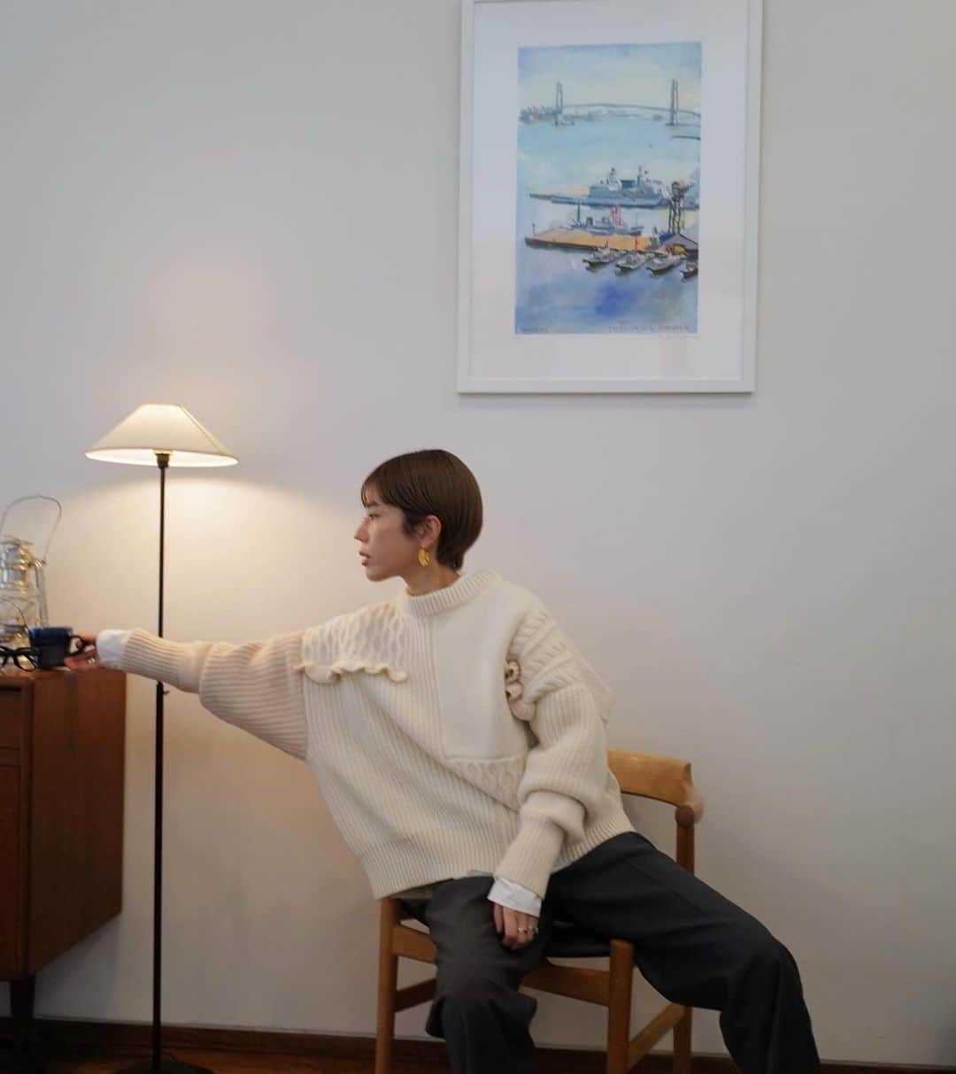 正中雅子のインスタグラム：「frill patchwork knit ☕️  冬のニットってホント大好き🧶  ケーブルの編み地をほっこりしないように落とし込み、甘くないように硬めに編んだフリルを施したりと 細部にとっても拘った1枚です☺︎  個人的にはハイゲージよりこんなざっくりしたニットがタイプ♡  作るのも好き❄️  このニットも17:00入荷です！  #MACHATT #masaco服」