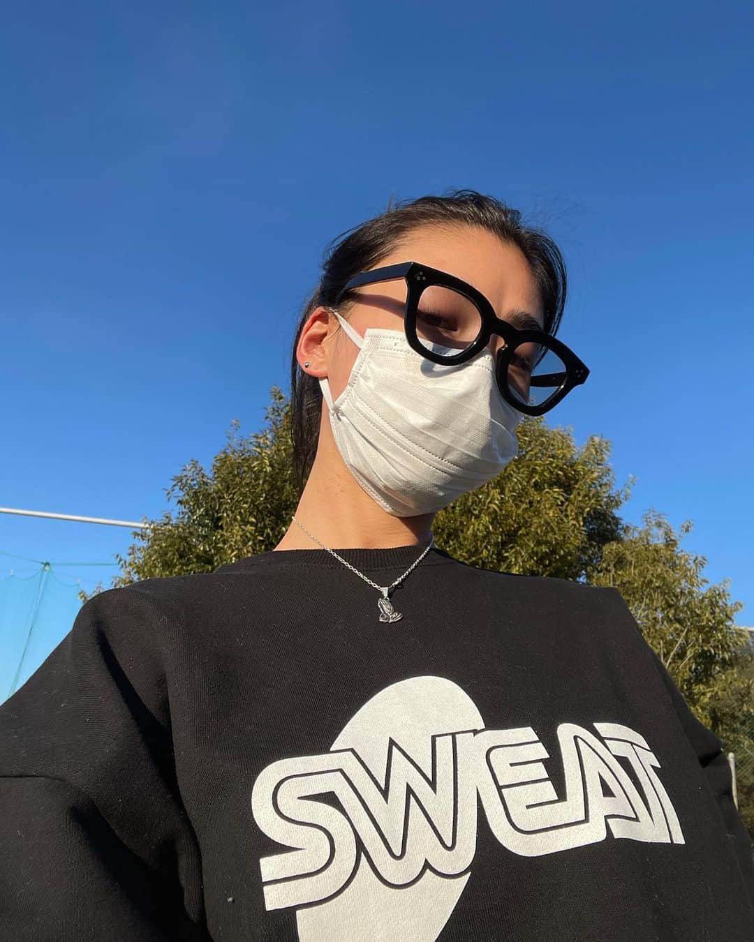 松本優のインスタグラム：「. . 新年あけましておめでとうございます！ 2022年初めてのポスト🌅  . . 年末から大阪に帰ってきて今回はゆっくり過ごしてます〜！ お仕事復帰するまでに体調を整えながら毎日家族や動物、周りの友達に支えてもらいながらゆっく〜り🌞 . 少しずつお薬の量も減らせてきてるけどやっぱり一人暮らしになると不安だったり🥲 . . でもね、今年は自分の意見ははっきり言えるようになって自分をたくさん許してあげる（認めてあげる）1年にしたいんです✨ . 今までは人に優しく自分に厳しく精神やったけど、今の自分には少しお休み🐷 . 毎日太陽浴びて幸せ感じてこ？ 今年も皆さんに取っていい年になりますように😌 毎日頑張ってる自分をたくさん褒めてあげてね👶🌅 . .」