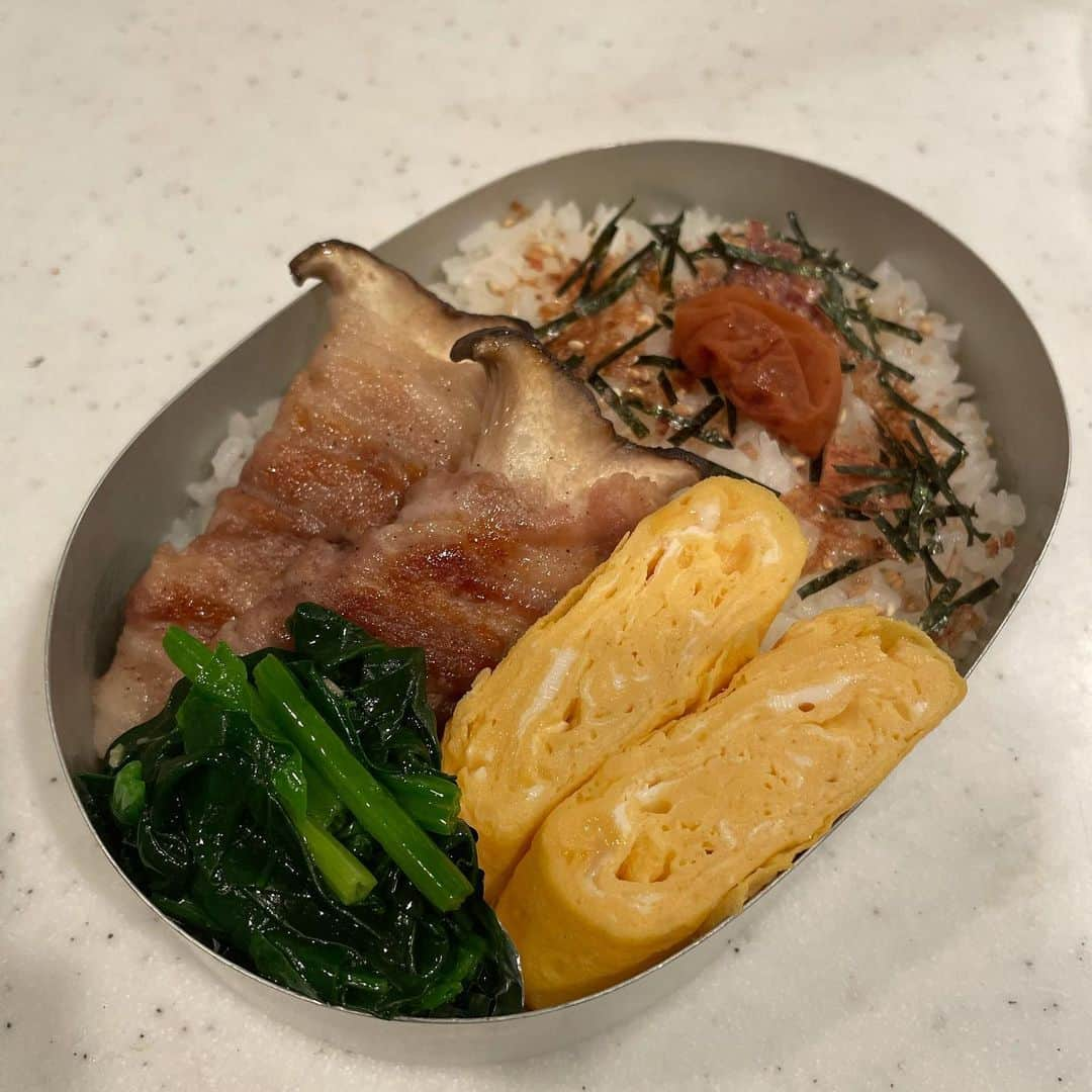 加藤ローサさんのインスタグラム写真 - (加藤ローサInstagram)「今日の兄弁(学童的な所へ行かれました) エリンギの豚巻きは簡単なのに映えます〜豚肉巻いて塩コショウして焼いただけです。今頃食べてるかな。  #bento」1月6日 12時21分 - kato_rosa_