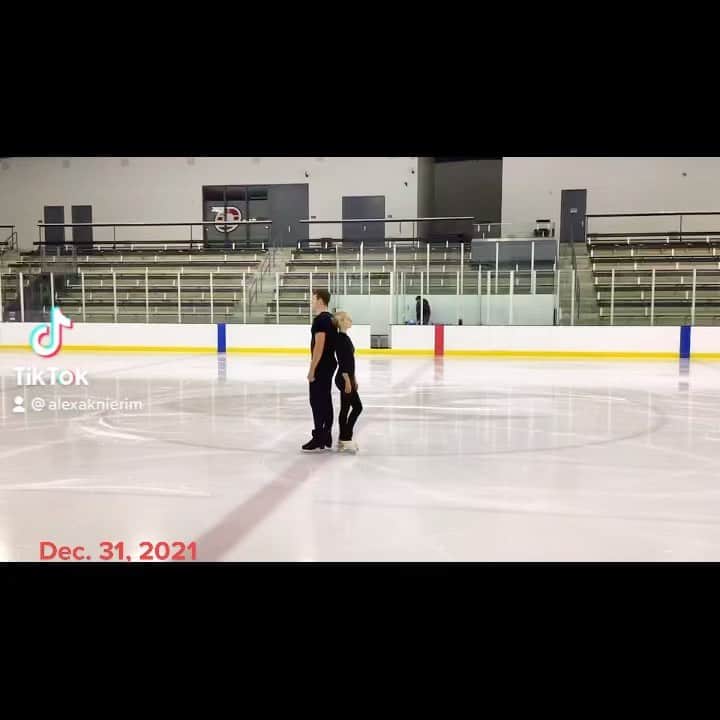 アレクサ・シメカのインスタグラム：「It is with a heavy heart that Brandon and I announce our withdrawal from the U.S. National Championships. Brandon tested positive for COVID-19 despite being vaccinated, boosted and having obtained a negative PCR test prior to departure. We have taken all the necessary precautions leading up to these Championships, including but not limited to social distancing, the use of KN95 masks and canceling all holiday gatherings as well as private lessons at the rink, so it has been shocking and devastating for us to process what has happened. We have done everything in our power to prepare for this event and were ready to compete and defend our national title.   We are extremely proud of what we have accomplished as a team in our two seasons together. Brandon and I have accumulated an extremely strong body of work that positions us at the top of the field nationally and we are not letting go of our Olympic dream.   That said, we have the utmost respect for the selection committee and believe that they will make decisions based on the best interest of our team and our country.   Thank you to everyone for your well wishes. We will not give up and this is not the end of our journey. 💪🏻Best of luck to all the athletes competing this week.🖤」