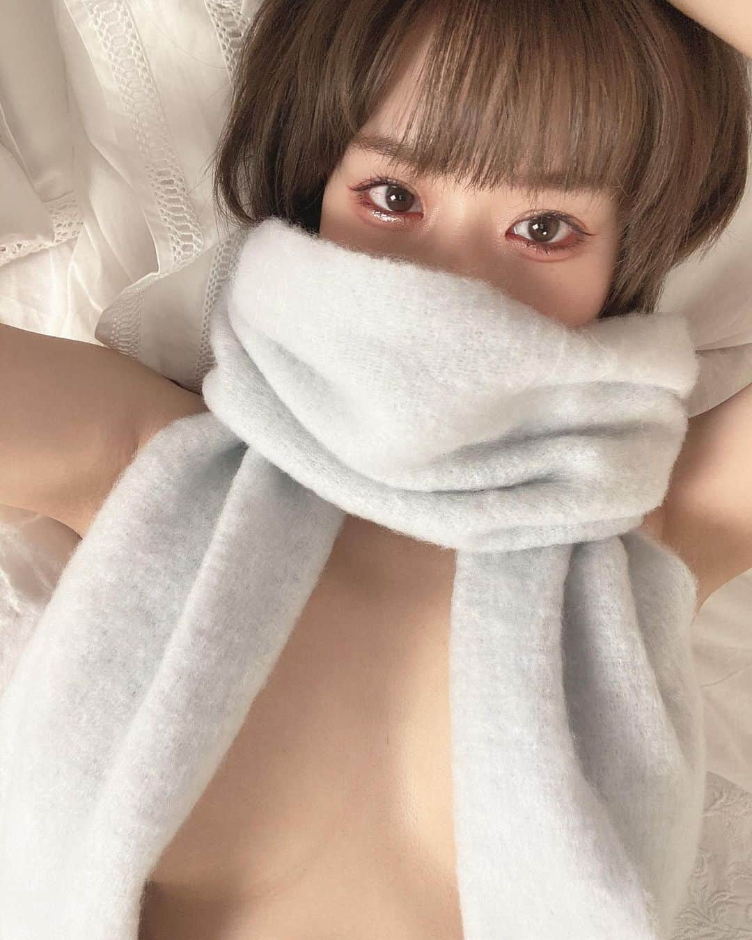 七瀬さくらさんのインスタグラム写真 - (七瀬さくらInstagram)「#裸マフラー 🧣風のやつ。 #Fantiaにはたくさん他のカットUPしました〜 明日には動画もアップする予定です、見てね🙂  雪がやばい❄️  #RTは可愛いの再放送 ──────────────── #ショートカット女子 #インスタグラビア #マフラー女子  #ビジョビ  #泳衣 #女内衣 #bikini #japanesegirl  #派手髪ショート #派手髪女子 #派手髪 #グラビアモデル #グラドル自画撮り部  #コスプレイヤー自画撮り部  #コスプレイヤー  #cosplayersofinstagram #cosplayer #코스프레 #角色扮演 #gravure ────────────────」1月6日 12時44分 - 739ra