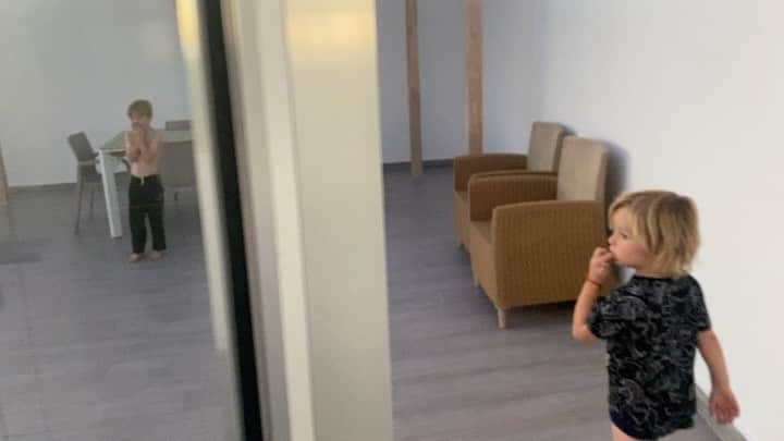 のインスタグラム：「Shortly after this one of the cheeky blighters paid a visit to our bedroom and scared the BeJesus out of the children luckily she was just looking for some spaghetti Bolognese and politely left without any trouble. It looks like 2022 is going to be the  year of the cheeky monkey!」
