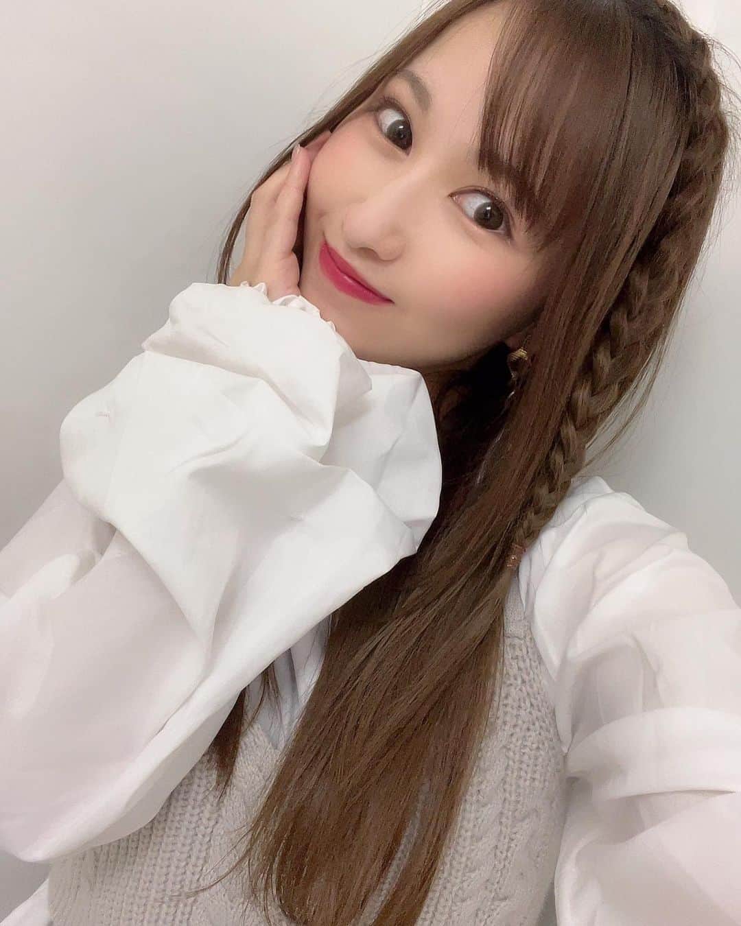のインスタグラム：「. おはようございますっ！！ . 今日も元気に頑張るぞっ୧⃛(๑⃙⃘⁼̴̀꒳⁼̴́๑⃙⃘)୨⃛ . . . . . . . ❤️写真集『ビキニパークへようこそ』発売中❤️ . ❤️トレーディングカード発売中❤️ . . . #ミスFLASH2020  #アイドル  #idol #モデル #model  #童顔  #japanesegirl #japaneseidol  #asiangirls #asian #asianbeauty  #ig_japan #igers #picoftheday #lingerie  #童顔女子 #低身長女子 #低身長  #低身長コーデ #かわいいものが好き #ファッション #ファッションコーデ  #ヘアアレンジ #ヘアスタイル」