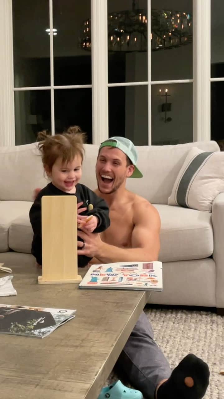 ショーン・ジョンソンのインスタグラム：「Proud of the little things. We are (almost) counting to 10 and saying ABC’s! @shawnjohnson #counting #abcs #family #parenting #cute #learning」