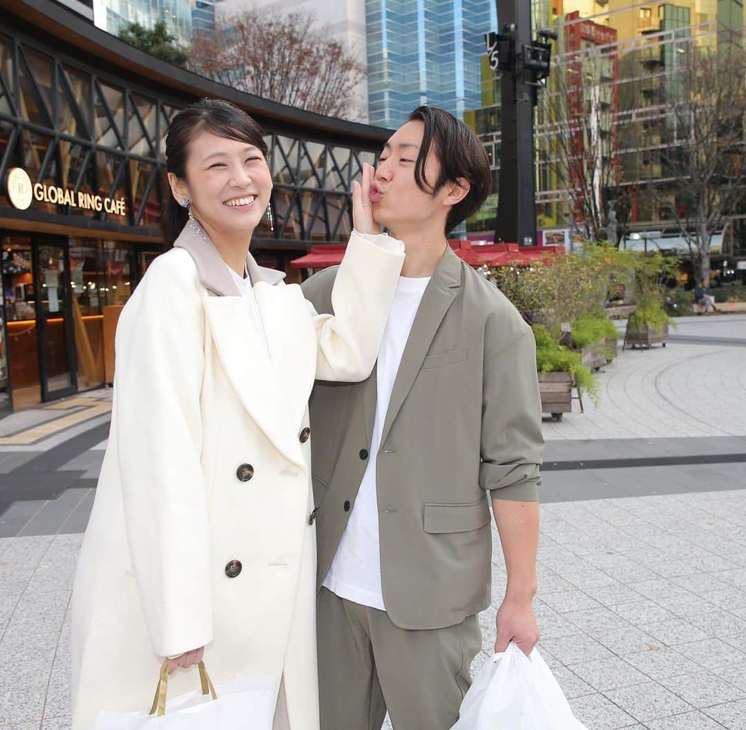 小阪有花（小阪由佳）のインスタグラム：「【ご報告】  いつも支えてくれている皆様へ  本日、この場をお借りして、 かねてよりお付き合いさせて頂いていただいている栩原楽人さんと結婚することを報告させていただきます。  彼とは芸能時代に共演していましたが、10年以上会うこともなく、お互い全く別の道を歩んでおりました。しかし、一昨年の秋に再会し、彼の誠実な人柄と深い愛情に心をうたれ結婚する事を決めた所存でございます。  　私事ではありますが、少しだけ胸の内をお話します。 私は今年36の年なのですが、33歳の頃、まわりからは「なぜ結婚はしないの？理想が高いの？」「35歳までに結婚した方がいいんじゃない？」と結婚を必要以上に迫られる時期がありました。 余りにも言われるので、いっときは本気で考えた事もありましたが、漠然と、今じゃない気がする。と感じており、まわりの声が苦しかった時期があります。  悩んだ結果、私は結婚と結婚する訳じゃない。と自分の心を優先し、〝35歳までに〟という世間一般的な声を切り離し、むしろ、35歳過ぎてから結婚出来たらいいなと話しながら生活していました。  そして35歳が過ぎ、彼と再会し、今、36歳の結婚に大変満足しております。  一時は、35歳が近づくにつれ、結婚や人生というものに対しての不安が重圧になっていましたが、現実は、35歳を過ぎてからのほうが恋愛も仕事も最高に楽しく、充実し、幸せで満ち溢れています。  私の結婚報告は本当にささやかな報告ではありますが、もし私のように、３０代の結婚に悩んでる方がいたら、35歳過ぎてからの出会いも最高に素敵だよと伝えたいと思い、私情を踏まえてお話をさせていただきました。  改めて、人を信頼するのに少し時間がかかる私に、深い愛と安らぎを与えてくれた栩原楽人さんに愛を込めて。 そして、私たちの結婚を喜んでくれた皆様に感謝を込めて。  これからは、夫を支え、夫婦共に互いを尊重し成長していきたいと思っております。 温かく見守っていただけると幸いです。 今後ともよろしくお願い致します。  2022.1月　　　　小阪由佳  #結婚 #夫の文章は最後の画像で #コメディ夫婦 #私はロマンティックが苦手 #夫は常にラブラブでいたがる悩み #写真もすぐにツーショットにしたがる #格闘技やってるから割り込みが力強く強引 #これからは夫婦投稿もします #今後ともよろしくお願いします」