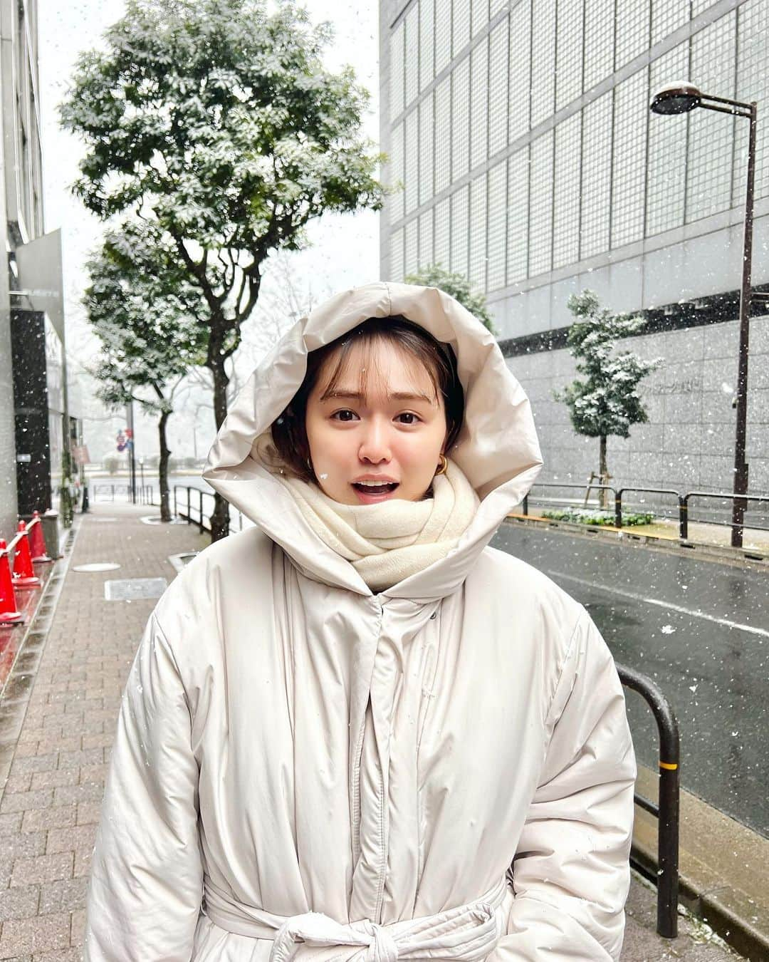 菅本裕子さんのインスタグラム写真 - (菅本裕子Instagram)「雪だ〜❄️！！ ⁡ 本格的に、東京も寒くなってきたね、、！ ⁡ 私は @casa_fline  のダウンが手放せません！ ⁡ めちゃかわいいのでおすすめです（多分まだ売ってたと思う...） ⁡ みんな風邪ひかないようにあったかく！ 気をつけてね〜！！！ ⁡ #ゆうこすコーデ #casafline #カーサフライン」1月6日 13時15分 - yukos0520