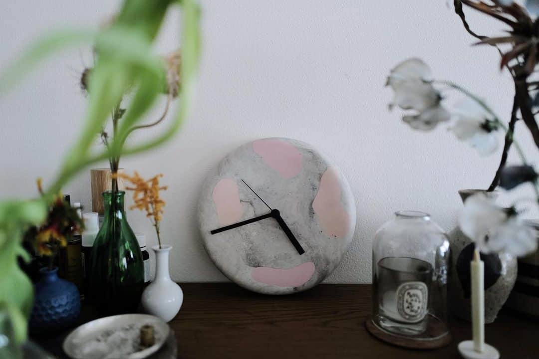 高山都さんのインスタグラム写真 - (高山都Instagram)「みやちゃん家、時計ないよねーって思ってと。 大好きな友人ふたりから美しい時計をお誕生日プレゼントで貰いました。 これまたファンでたくさん器を持っている陶芸家の @takemurayoshinori #竹村良訓 さんのもの。 陶器の時計なんてはじめて！ なんて素敵なの！ そんで我が家にめちゃくちゃ似合った。 まだどこに置くかかけるか迷ったまま立てかけてるけど、案外こんな感じも合うのかもなー。 静香 @shizucat 敦子 @blenda0305 ほんとありがとう🤍」1月6日 8時57分 - miyare38
