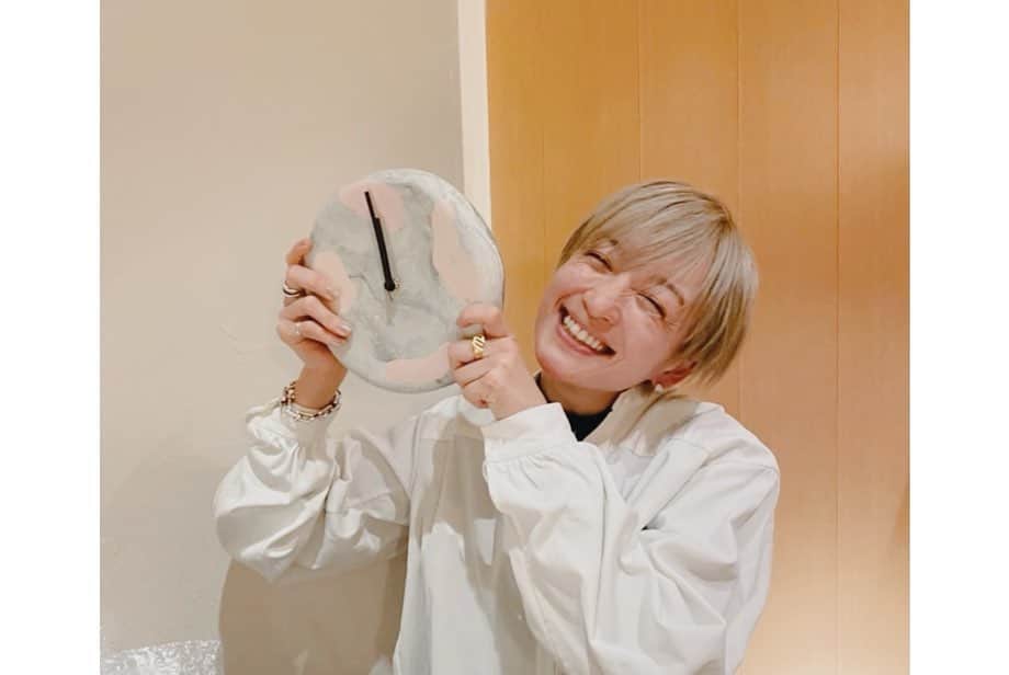 高山都さんのインスタグラム写真 - (高山都Instagram)「みやちゃん家、時計ないよねーって思ってと。 大好きな友人ふたりから美しい時計をお誕生日プレゼントで貰いました。 これまたファンでたくさん器を持っている陶芸家の @takemurayoshinori #竹村良訓 さんのもの。 陶器の時計なんてはじめて！ なんて素敵なの！ そんで我が家にめちゃくちゃ似合った。 まだどこに置くかかけるか迷ったまま立てかけてるけど、案外こんな感じも合うのかもなー。 静香 @shizucat 敦子 @blenda0305 ほんとありがとう🤍」1月6日 8時57分 - miyare38