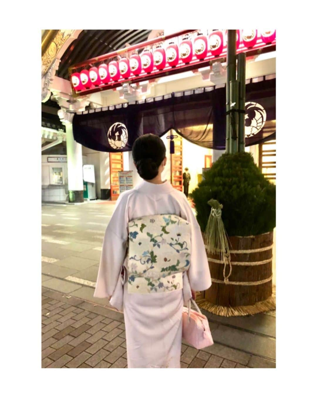 川村亜紀さんのインスタグラム写真 - (川村亜紀Instagram)「門松をよ〜く見ますと鶴がちょこんと乗っていました🎍 #歌舞伎座 #壽初春大歌舞伎  #歌舞伎 をはじめ #お着物 や #日本の伝統 が長く守られ受け継がれますように。 #kimono #kimonocordinate #japanesekimono #japanesetradition #beautifultradition #lovekimono  #instakimono #기모노  #お着物 #日本の伝統 #お着物コーディネート #着物コーディネート  #お着物と帯 #お着物の魅力  #袷 #袷の季節 #付下げコーディネート #呉服に志田 さん #袋帯 #長吉呉服店 さん #亜紀の和装記録」1月6日 8時57分 - _aki1015_