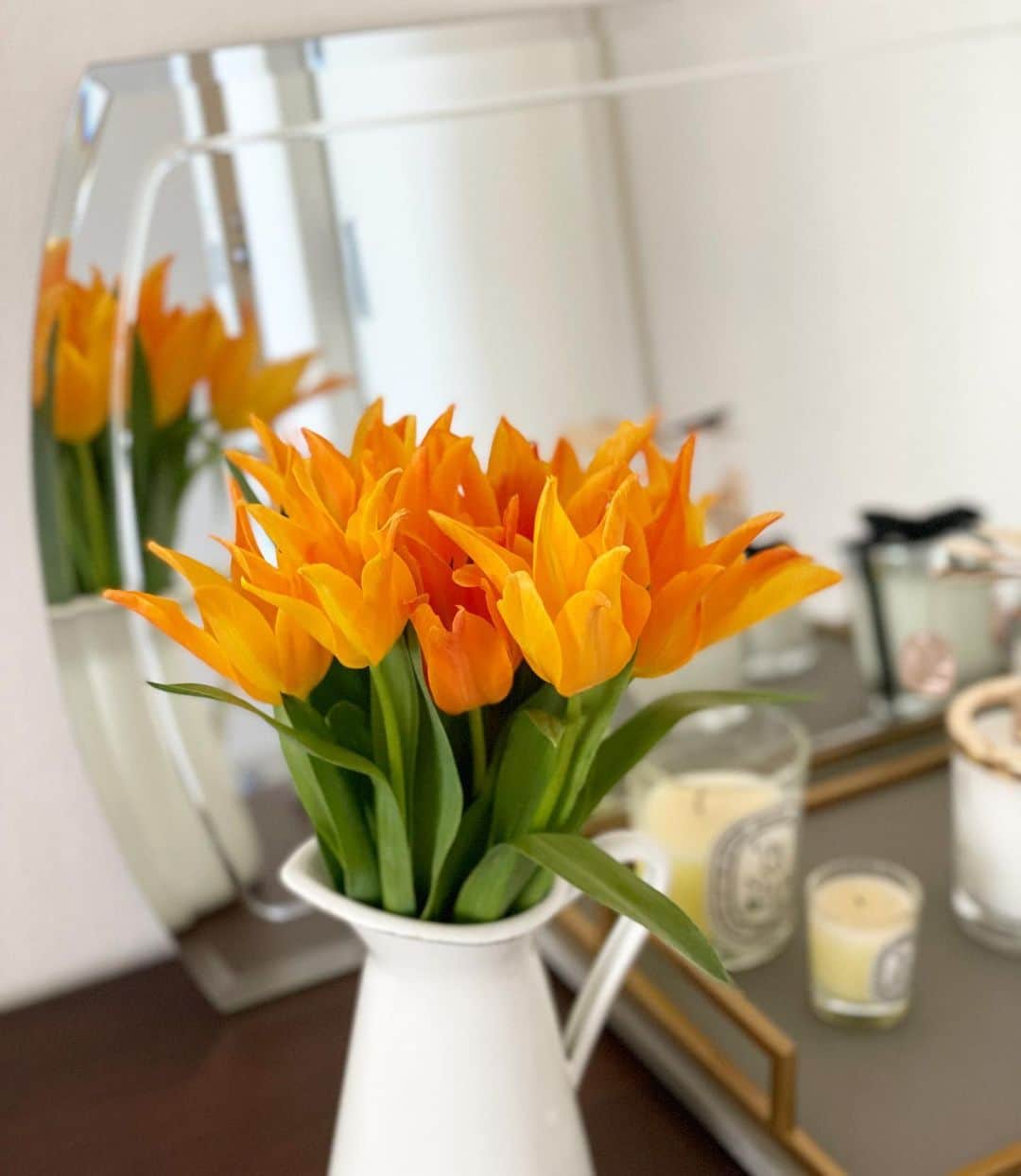 吉田美紀さんのインスタグラム写真 - (吉田美紀Instagram)「・ ・ こんないい香りがするチューリップは初めて🌷 画像では香りまでお届けできないのが残念だなぁ… ・ 商品のお洋服が一気に春らしくなってきたので 外の寒さに負けないように春らしいお花を飾ってます･:*+. ・ 今日から @lialapg のインスタライブもスタート！ これまでと変わらず今年も 毎週木曜日にやらせていただく予定です♡ ・ 本日は16時から。 宜しければご覧くださいませ🤍 ・ #tulip #flowers #チューリップ #お花 #お花のある暮らし #インスタライブ」1月6日 8時55分 - miki__yoshida