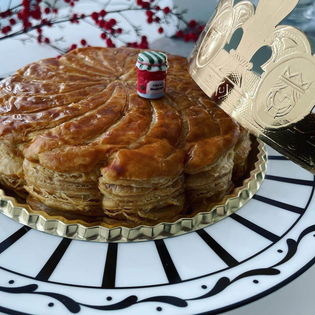 望月理恵さんのインスタグラム写真 - (望月理恵Instagram)「「ガレット・デ・ロワ」  友達が買ってきてくれました😋 この時期あちこちのケーキ屋さんで 売られてますよね〜。 １月６日の「公現祭」（キリストが公に現れた日を祝い)食べられたお菓子。 買うと紙の王冠をつけてくれます。  本当は中に陶器の人形が入っているのですが、 今コロナもあり衛生面の問題で中には入れず 別で付けてくれるそうです。 #ガレットデロワ #中の陶器が当たった人が 王冠を被ります。 いろいろ決めていいらしい  #フランス版王様ゲーム⁉️」1月6日 9時20分 - mochiee28