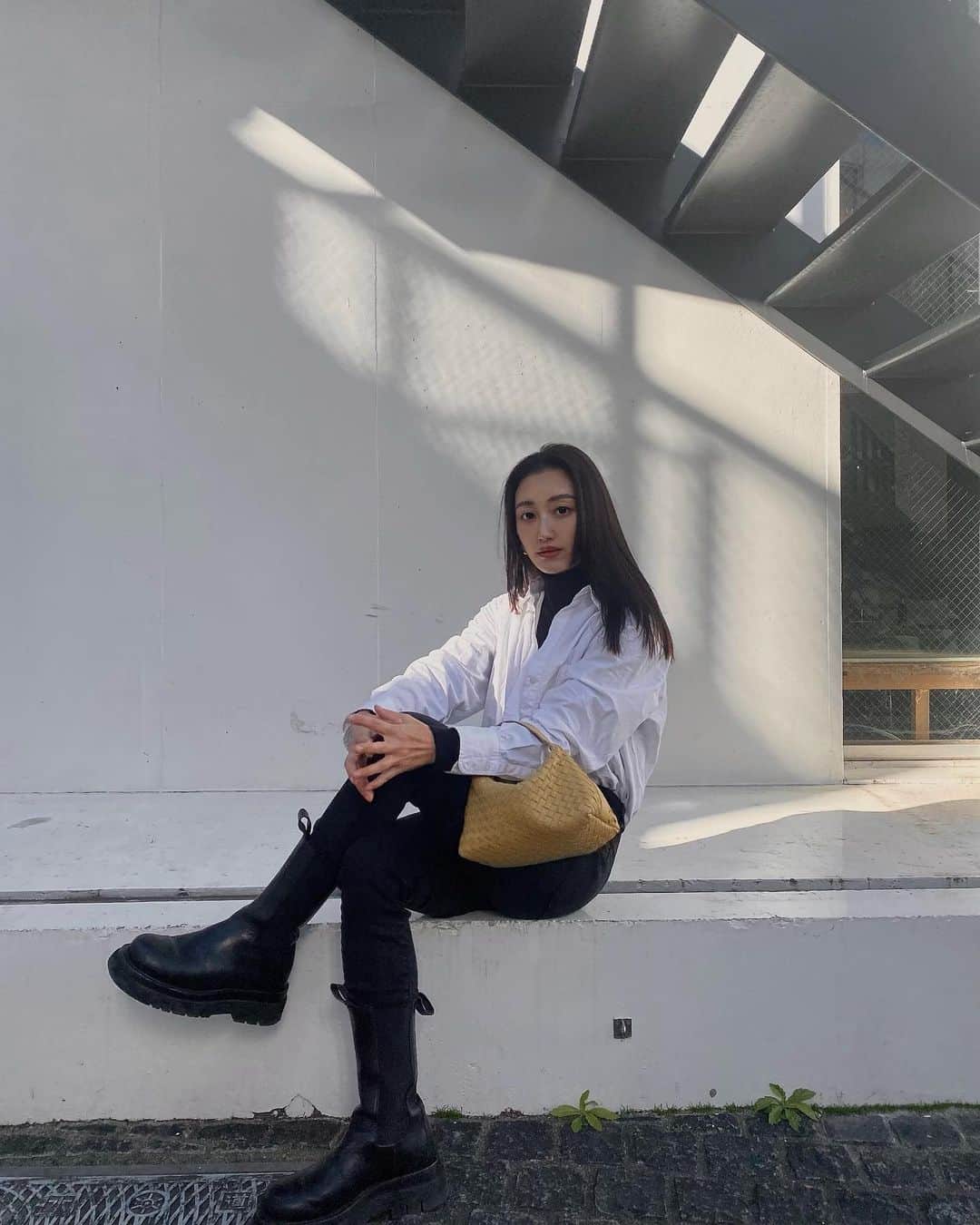 Icumi Oohamaのインスタグラム：「bag.. @hedy_japan @bottegavenettaofficial   お正月Netflixの"脱出おひとり島"にはまり 1日で見終わってしまったほど面白すぎて みんなに勧めてます🤭 韓国美女はロングヘアの方が多いので 私も引き続き伸ばそうとまた心を固めました笑❤︎  さて、HedyではWEB/店舗ともに MAX60%OFFセールを行っています☺︎ このバッグは今代官山店にあります。 買うか迷ったほど可愛かったなぁぁぁ」