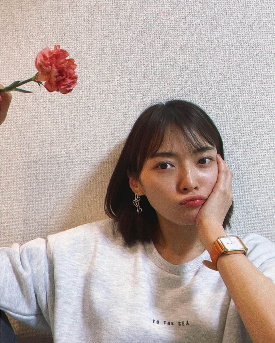 伊藤しほ乃のインスタグラム：「U.S. POLO ASSN の腕時計、シンプルでかわいくて使いやすいです☺️  交換レザーベルトも楽〜に付け替えできるよ✨ わたしは2色あわせて使っております🤍🧡 他にも色あるからストーリーからとんでみてね🕊  #uspolo#uspoloassn#USポロ#USポロ時計#腕時計#時計#pr #部屋に飾ってた花を突然小道具につかう笑　#なんでもあり」